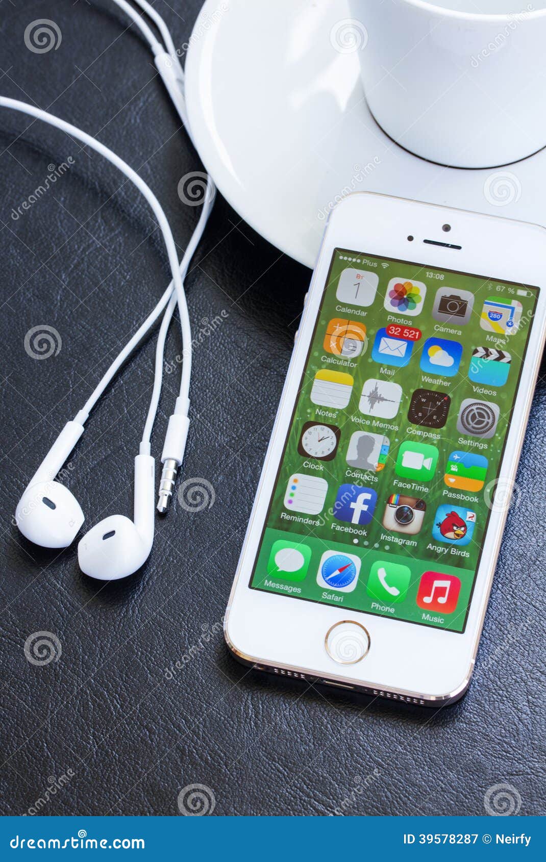 1070x1690  Новое Яблоко Iphone 5s в цвете золота с наушниками. Редакционное Фотография  - изображение насчитывающей сообщение, абрикосы: 39578287