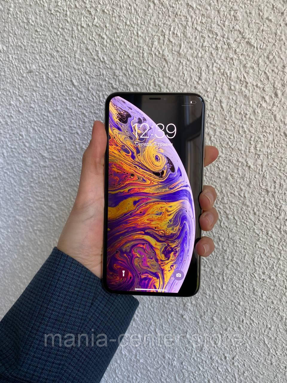 960x1280  Apple iPhone Xs Max на ярком фоне – Стоковое редакционное фото © ifeelstock  #217082992