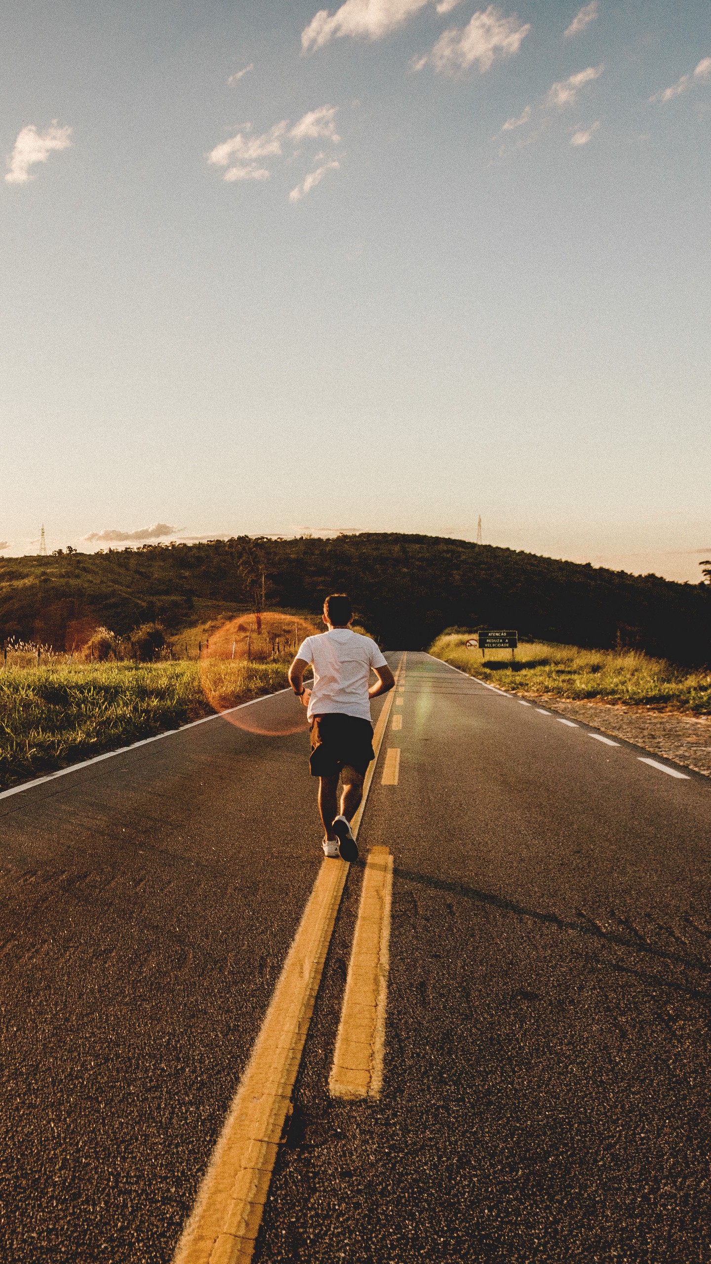 1440x2560  Обои на телефон дорога, человек, бег, асфальт, пробежка - скачать бесплатно  в высоком качестве из категории \"Спорт\"