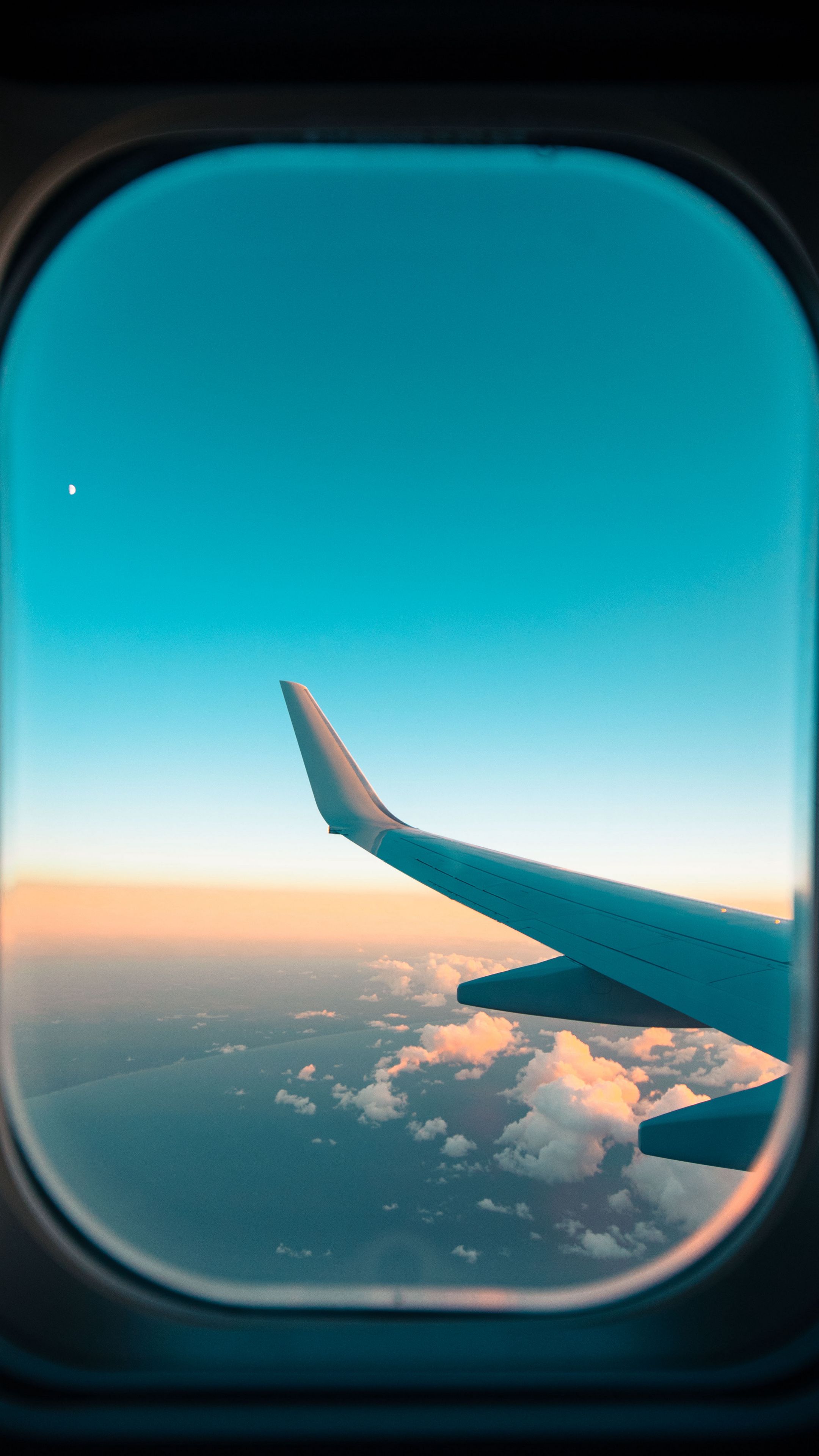 2160x3840  Скачать 2160x3840 самолет, окно, иллюминатор, крыло, облака, вид обои,  картинки samsung galaxy s4, s5, note, sony xperia z, z1, z2, z3, htc one,  lenovo vibe