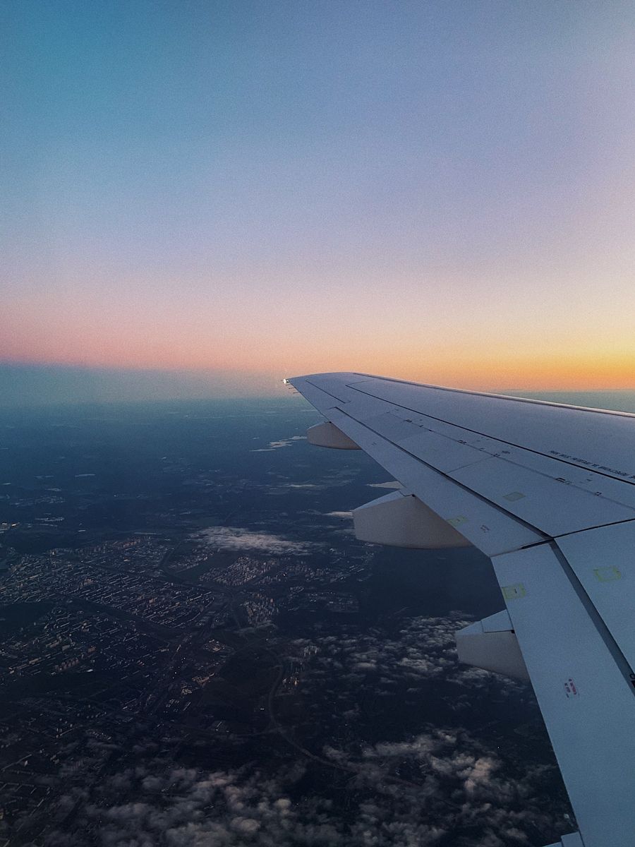 900x1200  Вид из окна. Питер. Самолёт. Восход | Живописные фотографии, Теневые  картинки, Вид из окна
