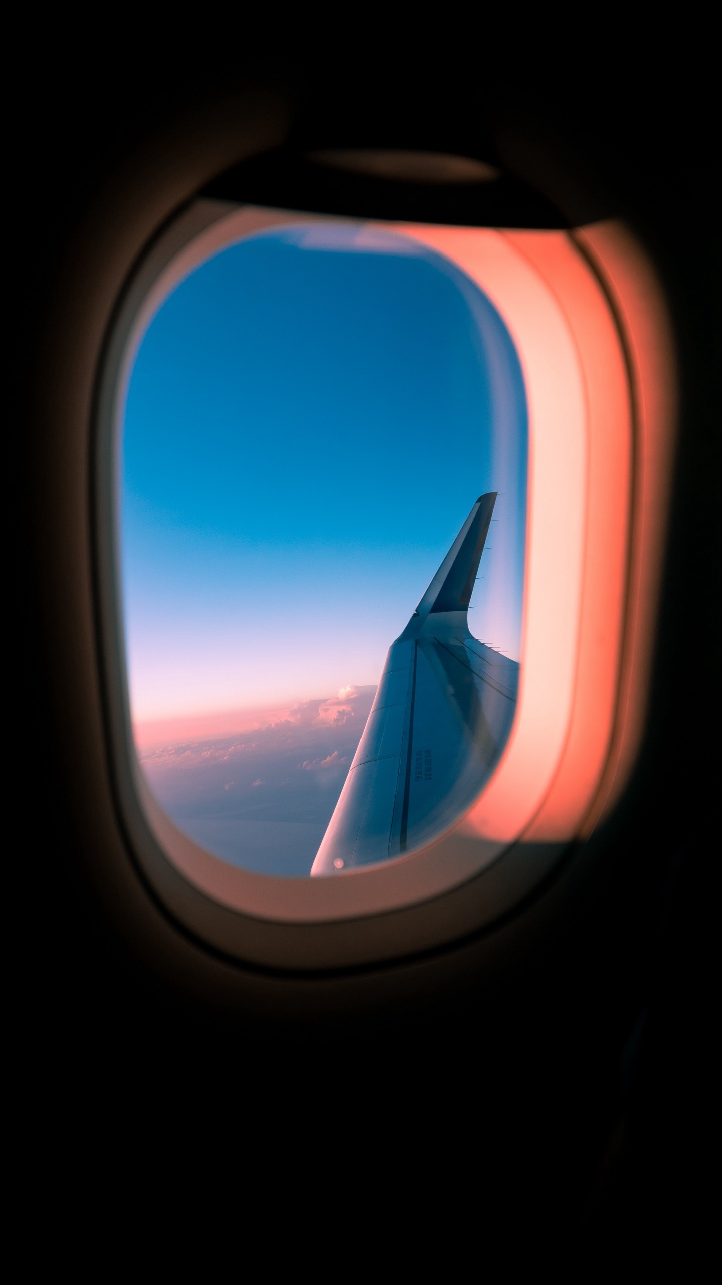 1440x2560  Обои на телефон самолет, окно, иллюминатор, крыло, вид - скачать бесплатно  в высоком качестве из категории \"Разное\"