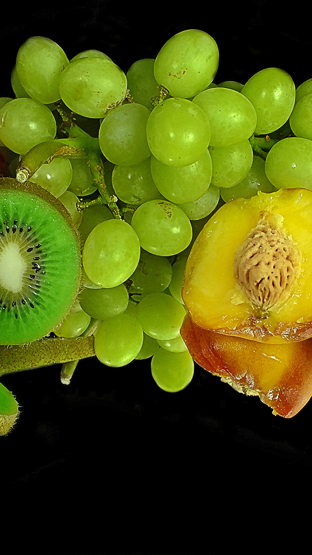 1080x1920  Фото Киви Персики Виноград Отражение Продукты питания 1080x1920