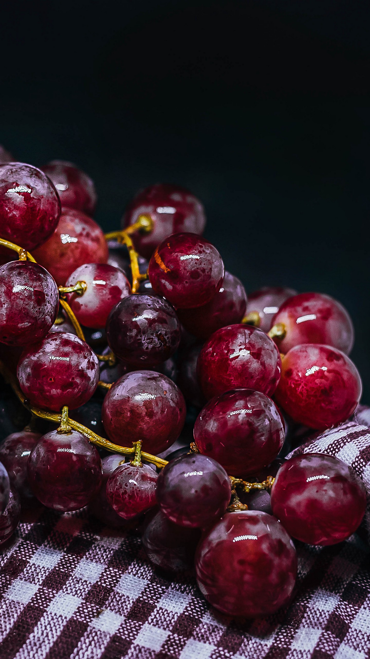 1440x2560  Обои на телефон виноград, фрукты, ягоды, гроздь, спелый - скачать бесплатно  в высоком качестве из категории \"Еда\"