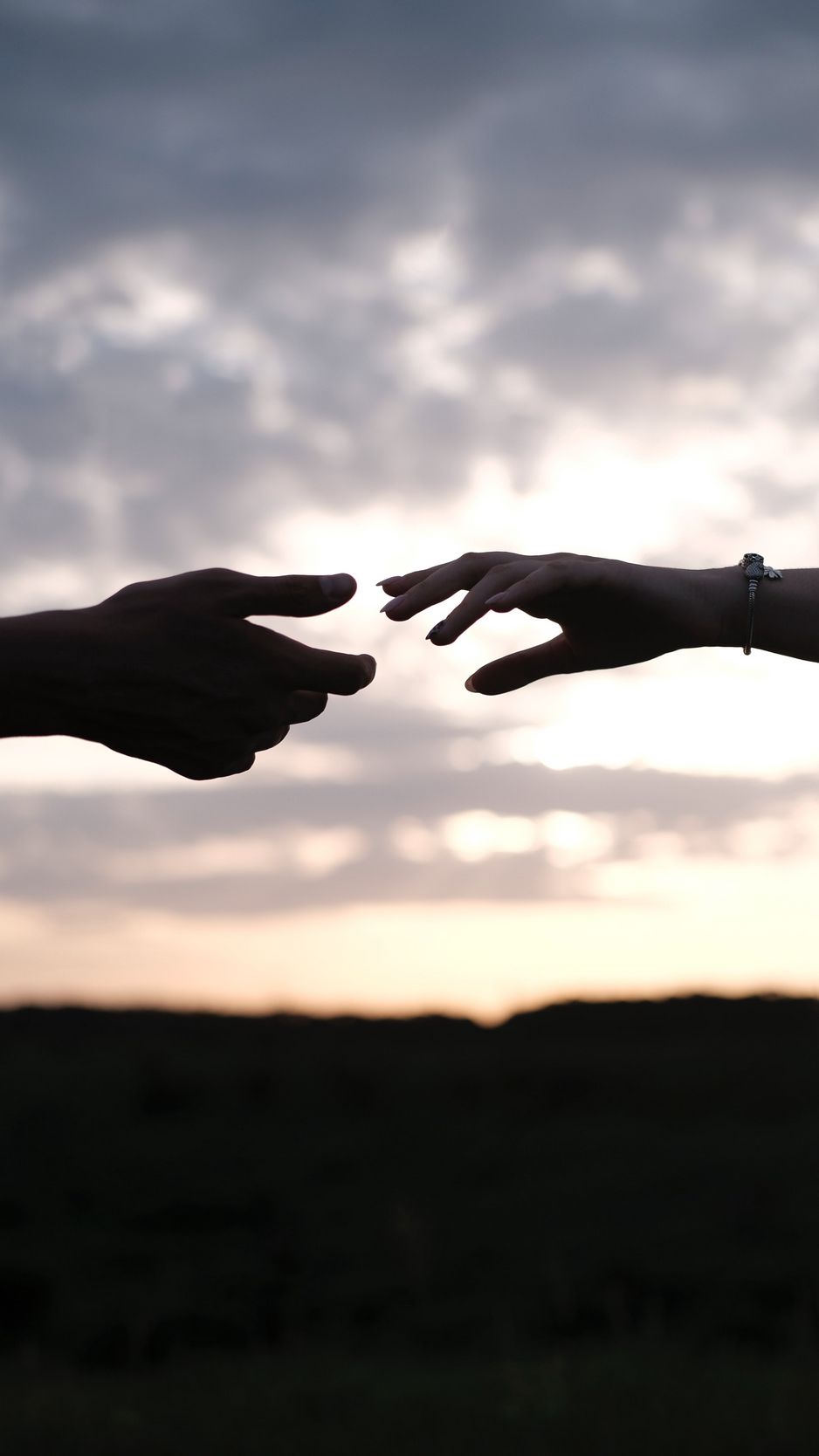 938x1668  Скачать 938x1668 руки, любовь, влюбленные, размытость обои, картинки iphone  8/7/6s/6 for parallax