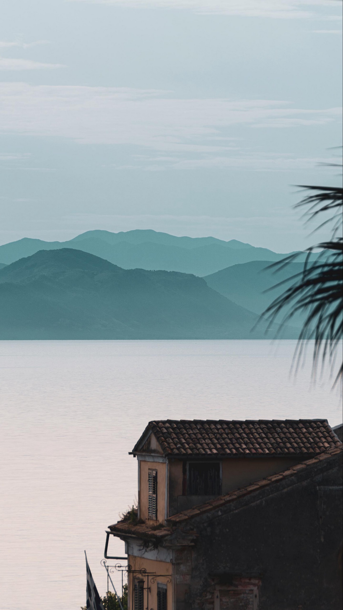 1440x2560  Обои на телефон дом, море, горы, туман, здание, берег - скачать бесплатно в  высоком качестве из категории \"Природа\"