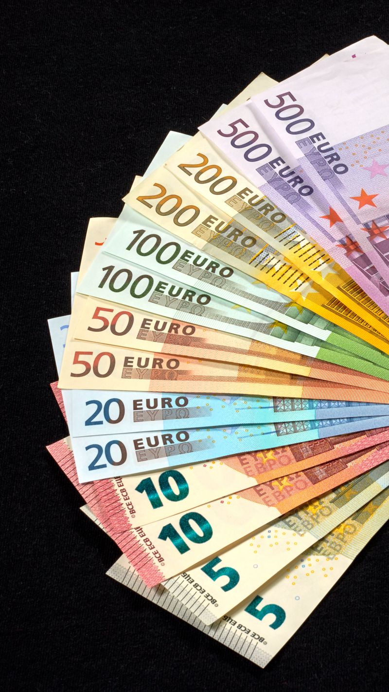 800x1420  Скачать 800x1420 евро, купюры, валюта, деньги обои, картинки iphone  se/5s/5c/5 for parallax