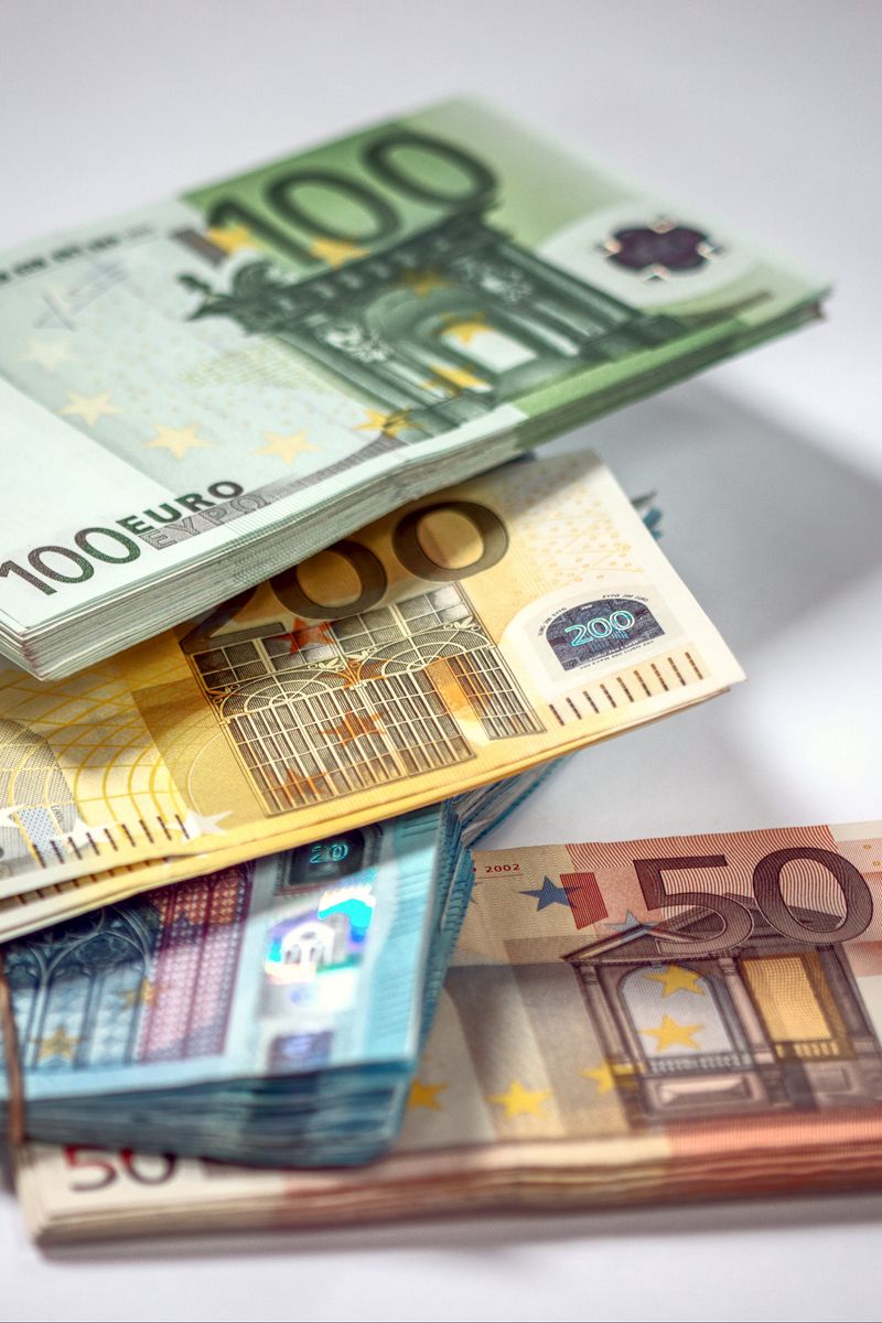 800x1200  Скачать 800x1200 деньги, купюры, евро, валюта обои, картинки iphone 4s/4  for parallax