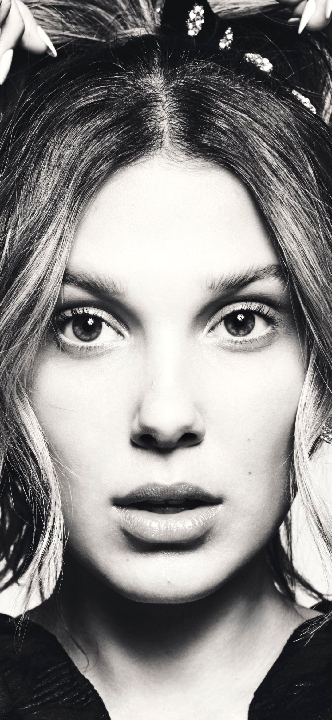 1080x2340  Обои на телефон: Чёрно Белое, Черно Белый, Лицо, Британский, Знаменитости,  Актриса, Милли Бобби Браун, 1391397 скачать картинку бесплатно.