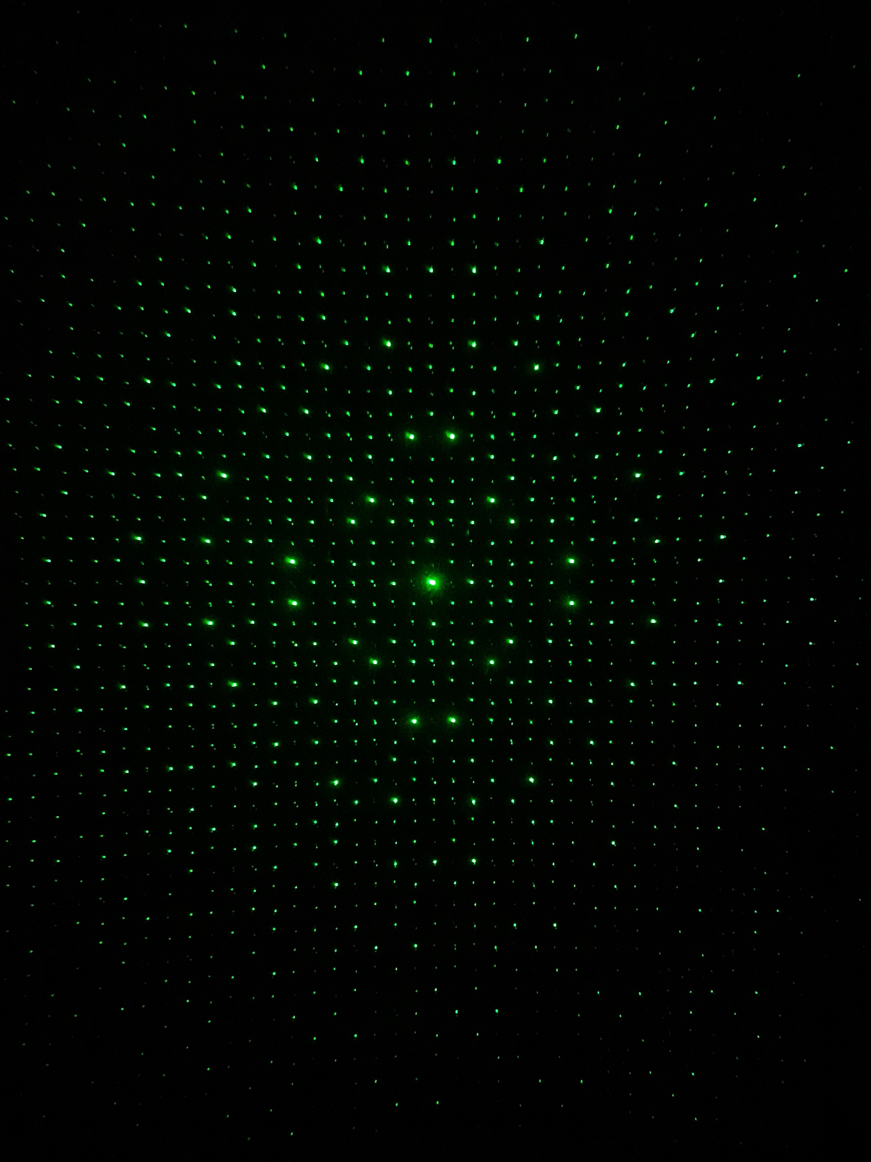 3003x4003  Скачать 3003x4003 оптическая иллюзия, точки, свечение, зеленый, темный обои,  картинки