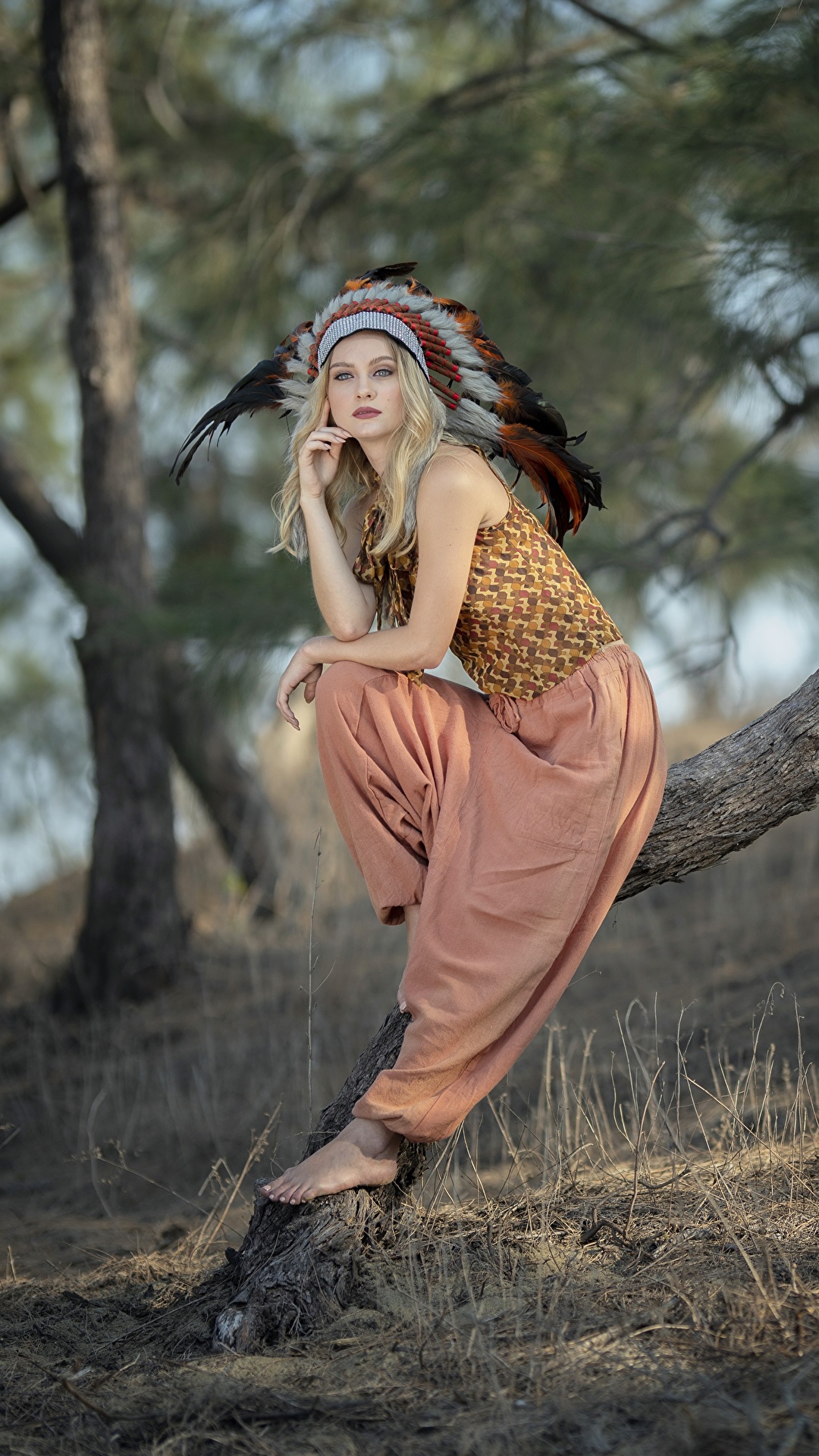 1080x1920  Фото индеец Блондинка Размытый фон позирует Индейский 1080x1920