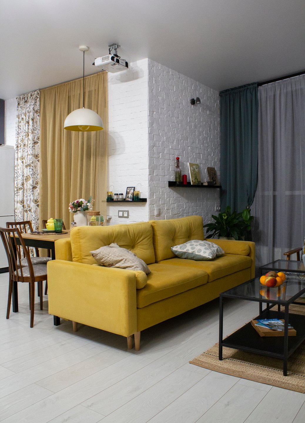 1038x1440  Интерьер, который поднимает настроение: квартира дизайнера с черными обоями  и яркими акцентами