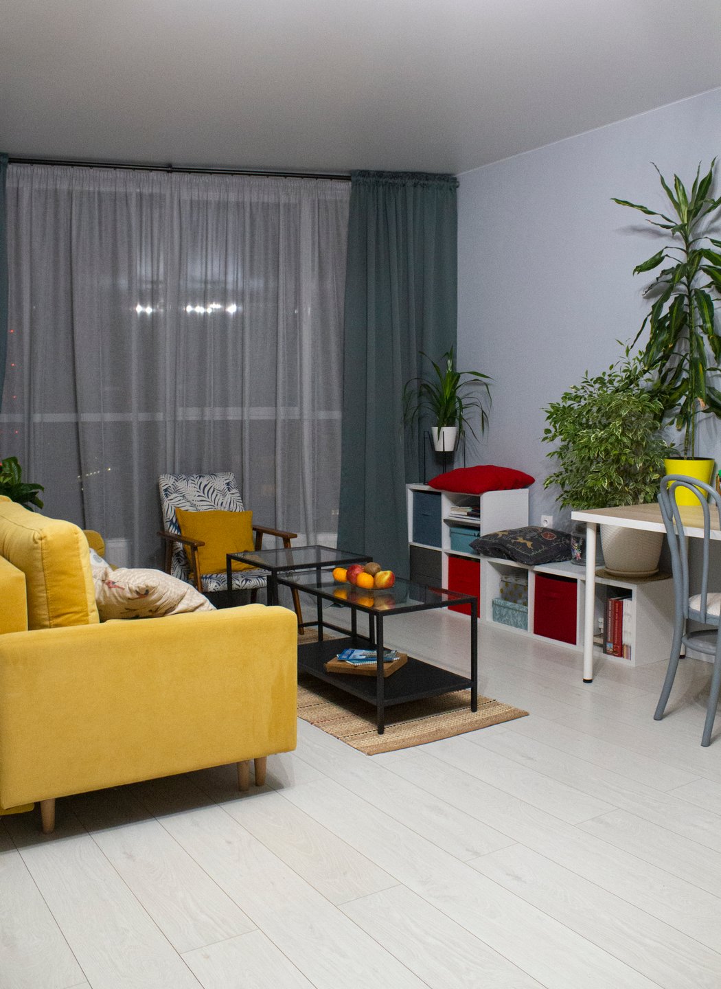 1050x1440  Интерьер, который поднимает настроение: квартира дизайнера с черными обоями  и яркими акцентами