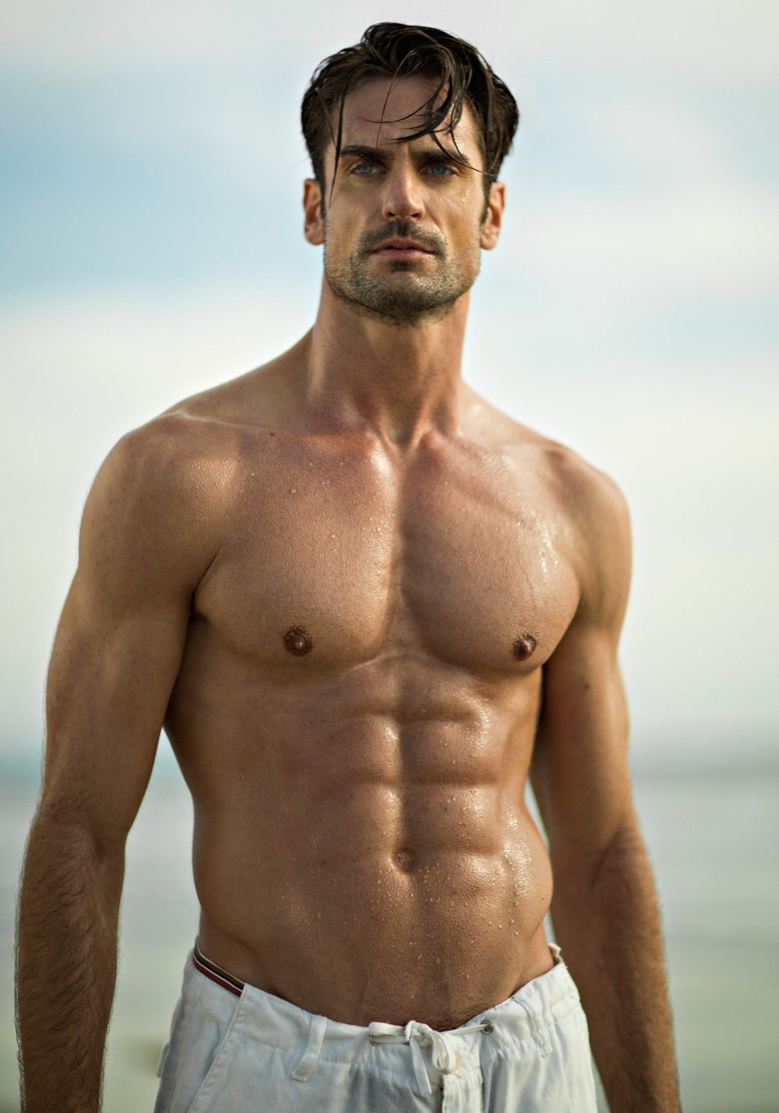 1532x2189  Студийное фото мужчины с мускулистым туловищем мускулистый мужчина с  полотенцем на туловище, изолированный на сером | Премиум Фото