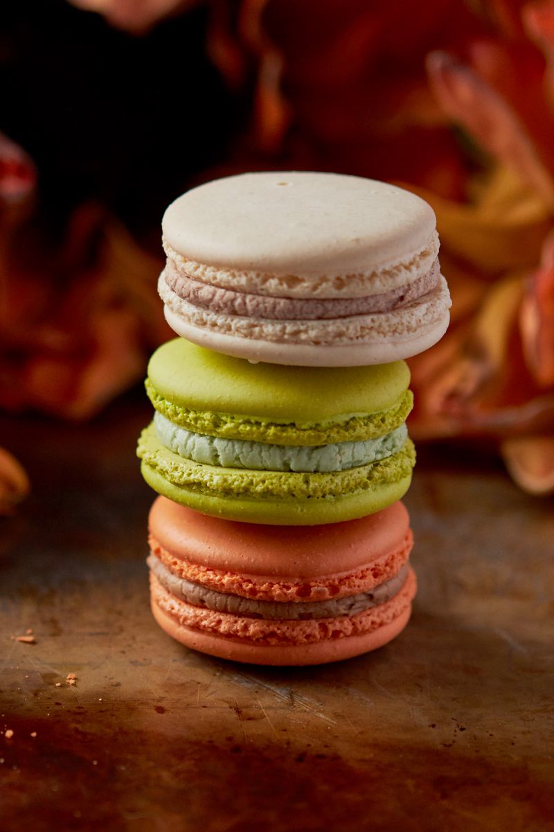 800x1200  Скачать 800x1200 макаруны, десерт, пирожные, выпечка, разноцветный обои,  картинки iphone 4s/4 for parallax