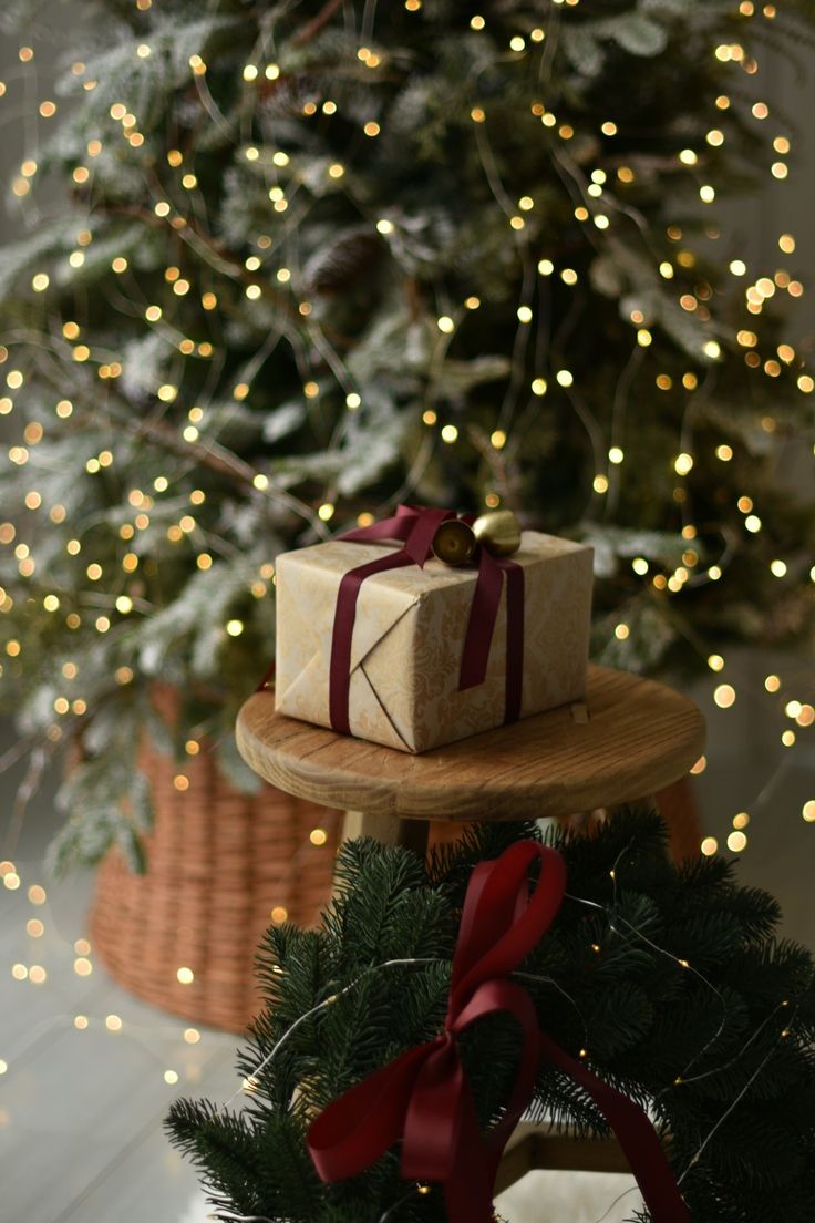 736x1104  Новогодняя заставка на телефон с подарком | Новогодние подарки, Подарки,  Картинки