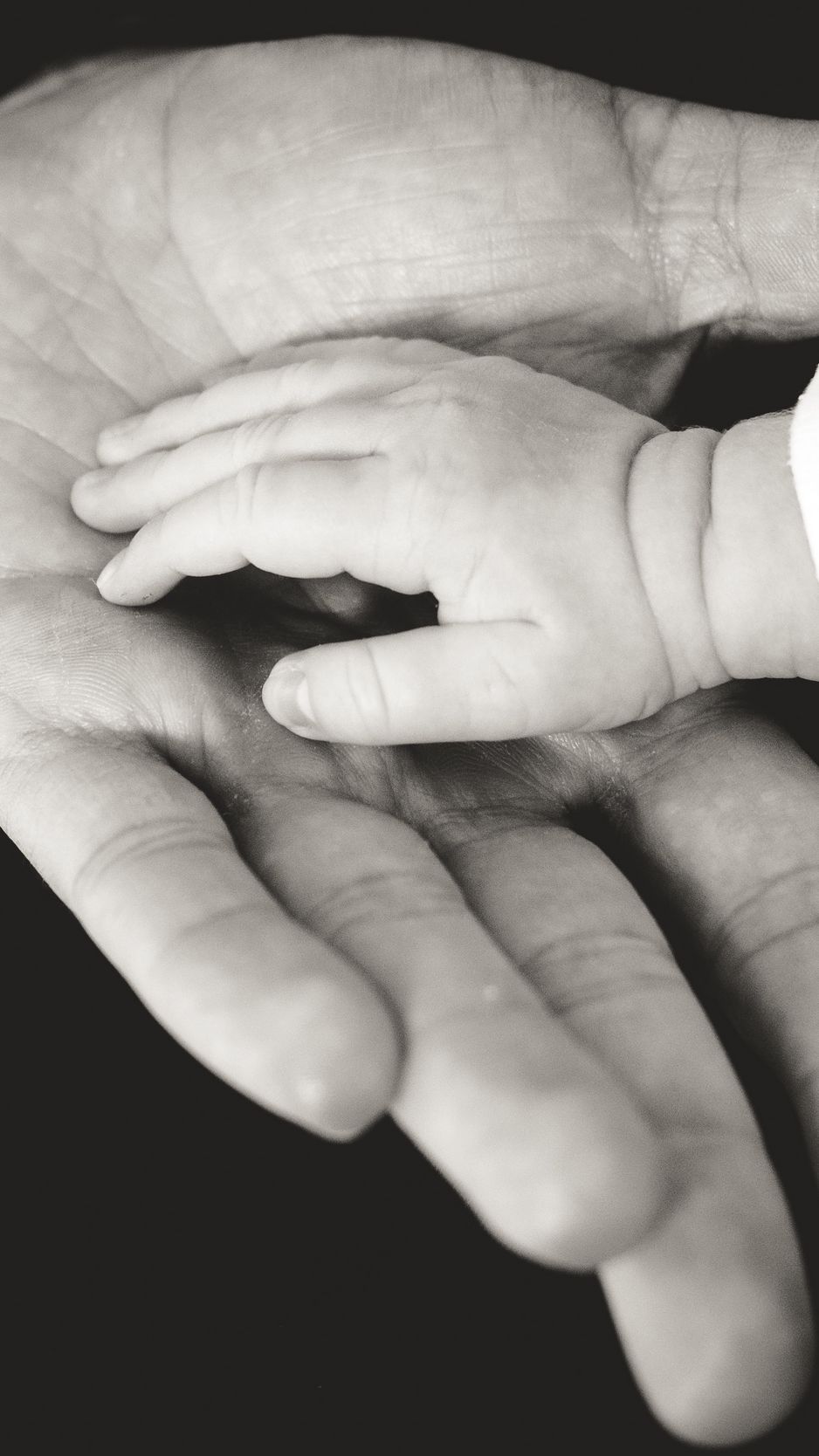 938x1668  Скачать 938x1668 ребенок, родители, руки, забота, нежность, семья, чб обои,  картинки iphone 8/7/6s/6 for parallax