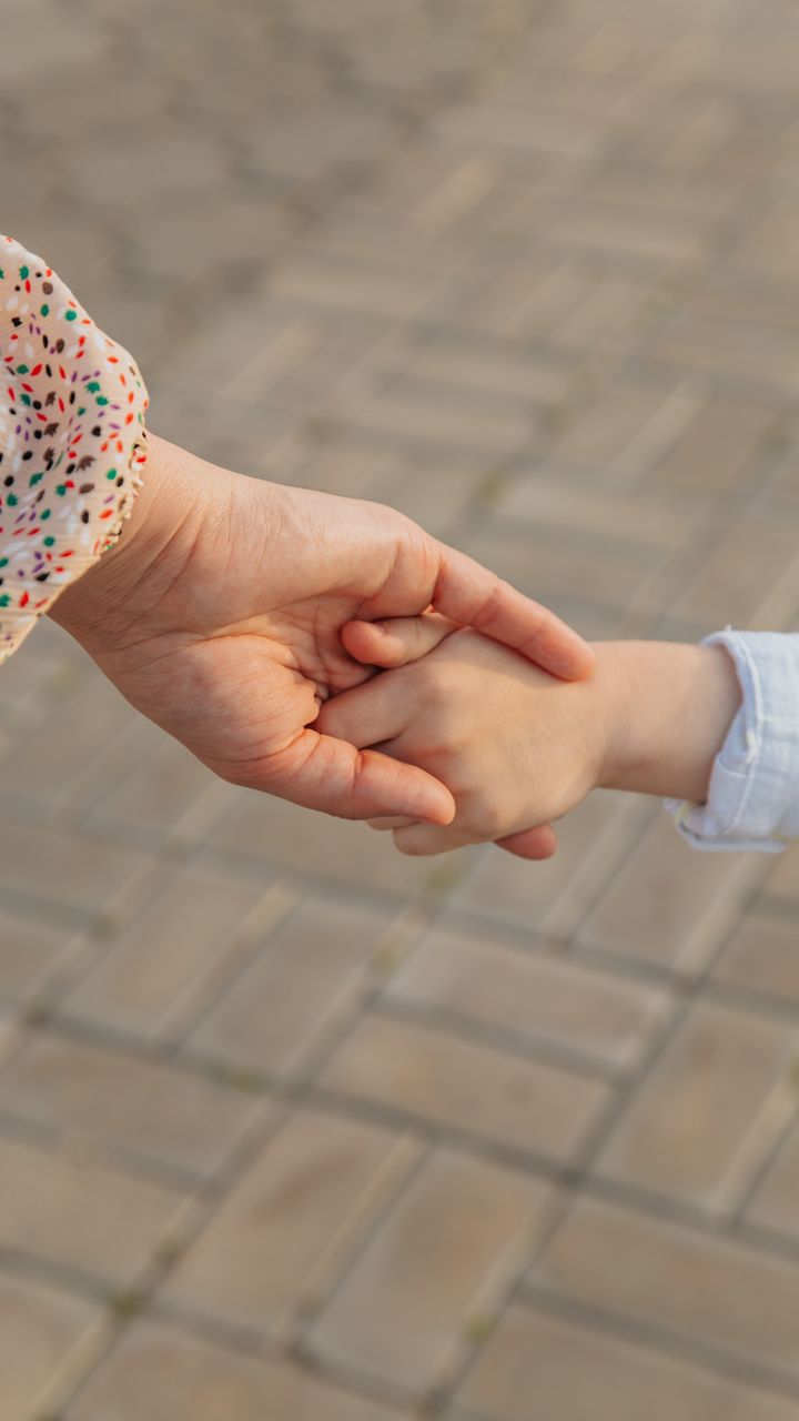 720x1280  Скачать 720x1280 руки, мама, ребенок, семья обои, картинки samsung galaxy  mini s3, s5, neo, alpha, sony xperia compact z1, z2, z3, asus zenfone