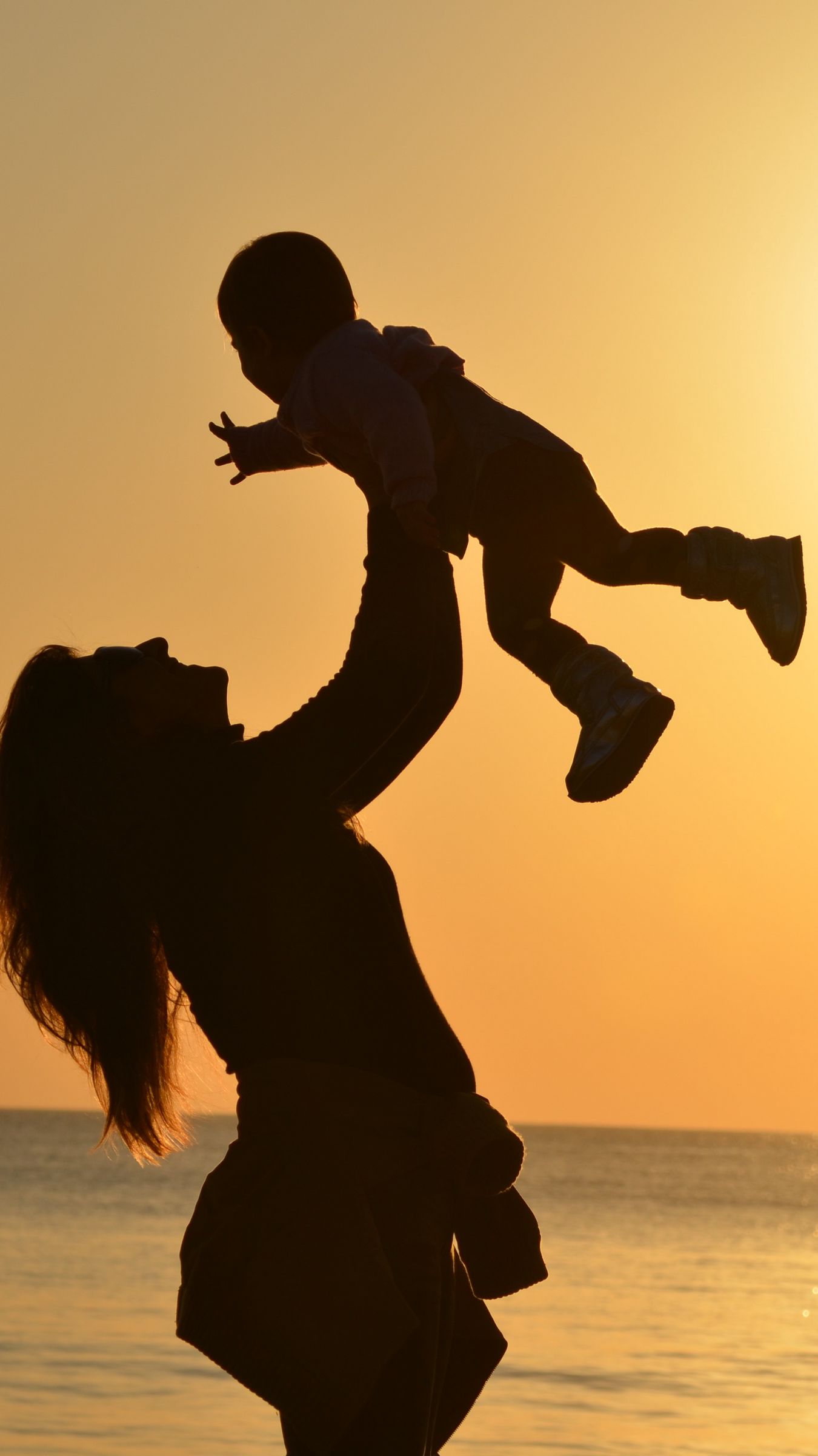 1350x2400  Скачать 1350x2400 мама, ребенок, силуэты, материнство, семья, закат,  горизонт обои, картинки iphone 8+/7+/6s+/6+ for parallax