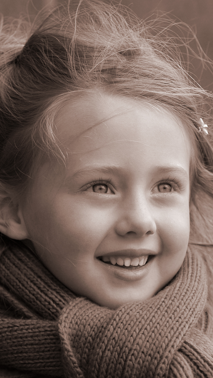 720x1280  Обои на телефон: Улыбка, Ребенок, Блондинка, Фотографии, Шарф, Малышка,  1376354 скачать картинку бесплатно.