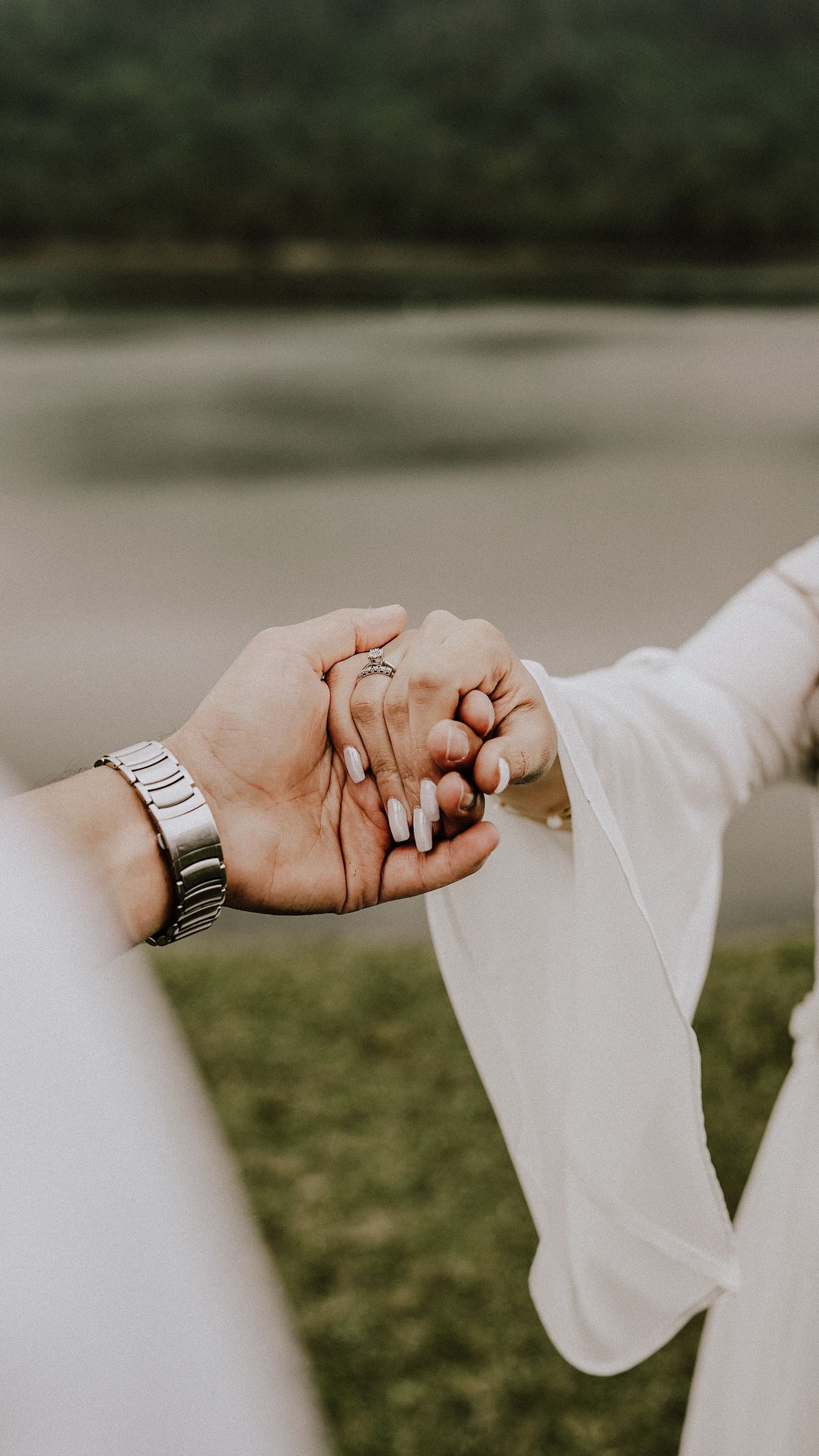 1350x2400  Скачать 1350x2400 руки, свадьба, любовь, кольцо обои, картинки iphone  8+/7+/6s+/6+ for parallax