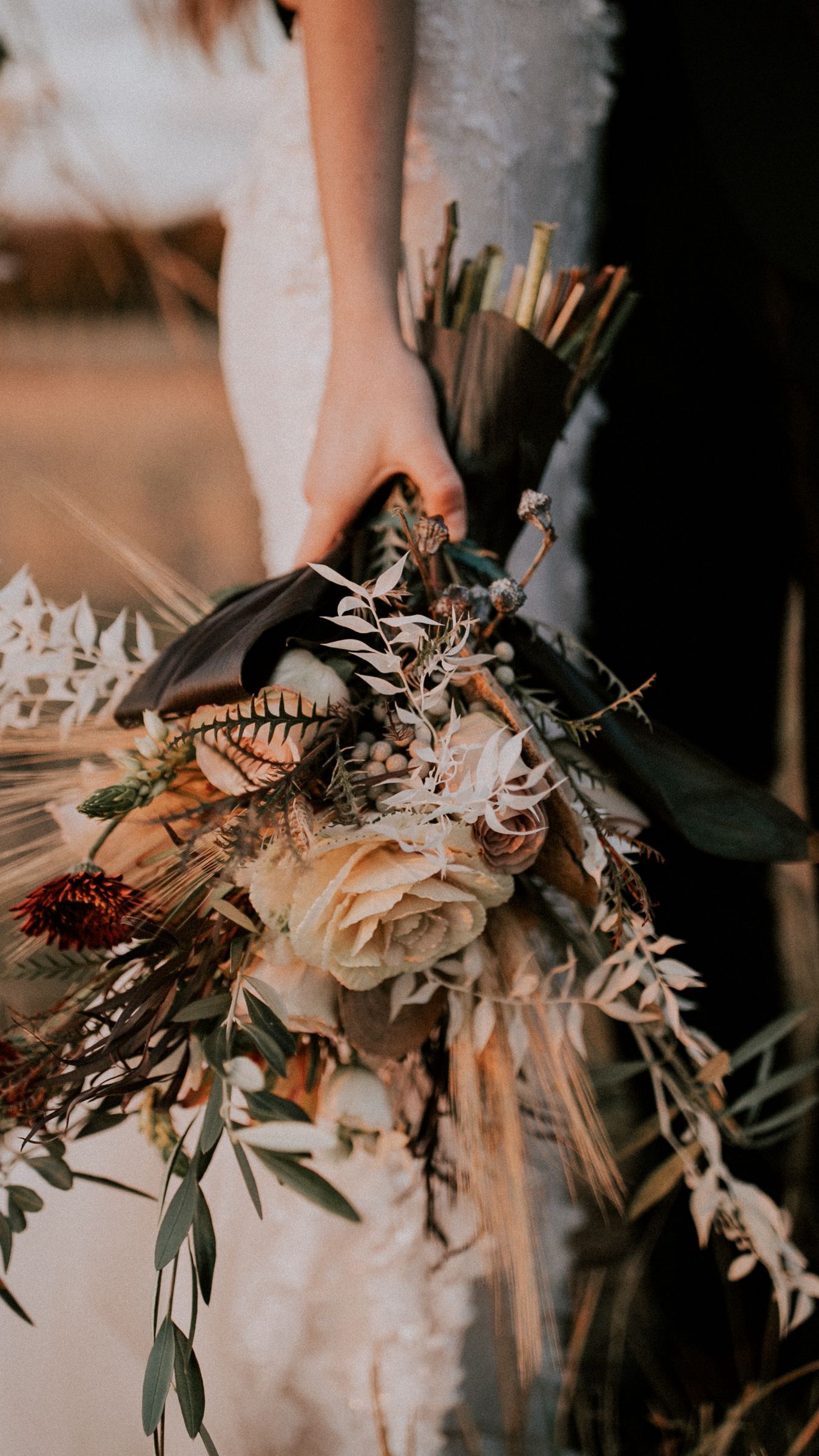 1350x2400  Скачать 1350x2400 букет, цветы, руки, свадьба обои, картинки iphone  8+/7+/6s+/6+ for parallax