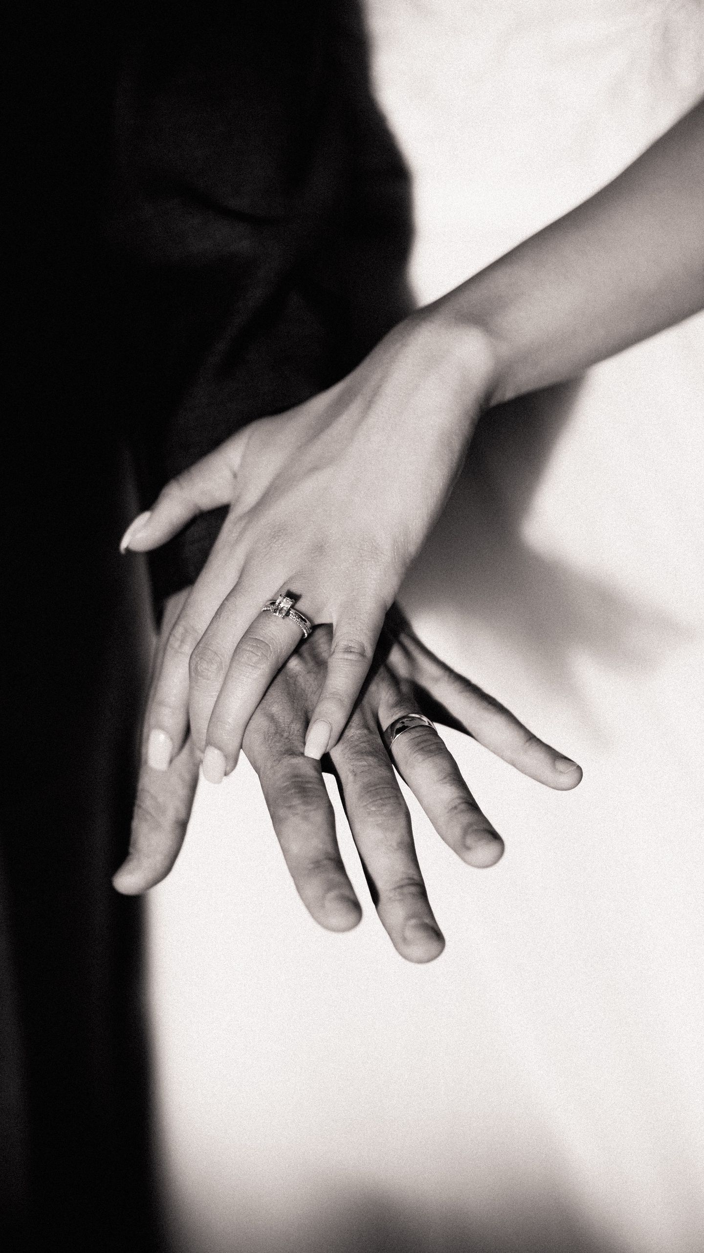 1440x2560  Скачать 1440x2560 свадьба, руки, чб, любовь, прикосновения обои, картинки  qhd samsung galaxy s6, s7, edge, note, lg g4