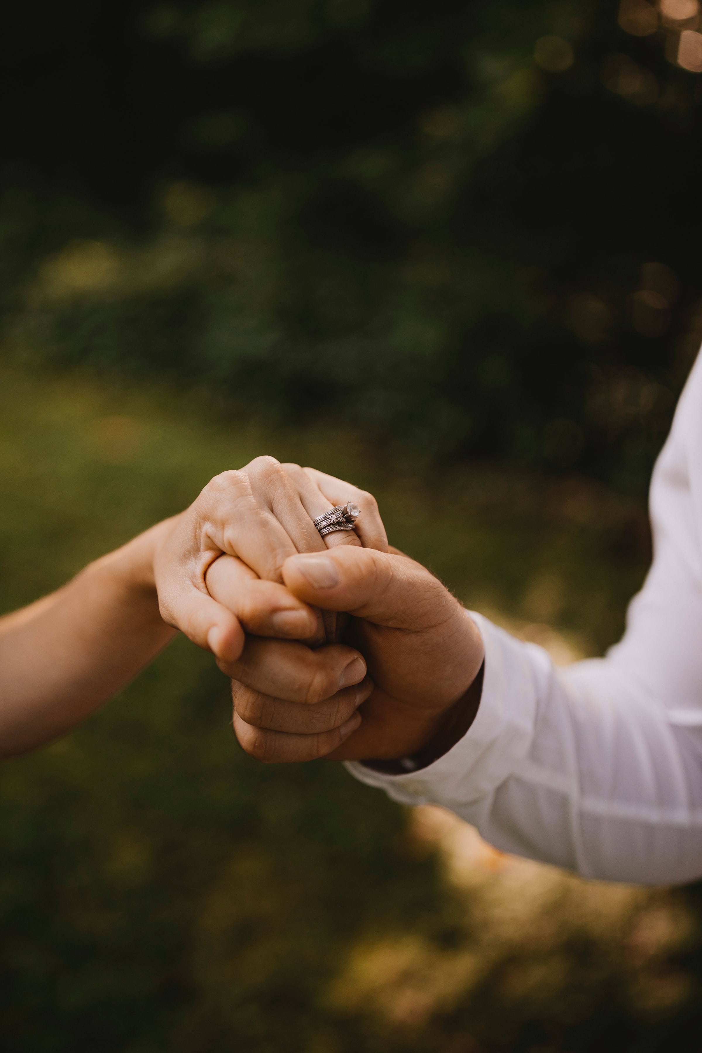 2400x3600  Скачать 2400x3600 руки, свадьба, любовь, прикосновение обои, картинки