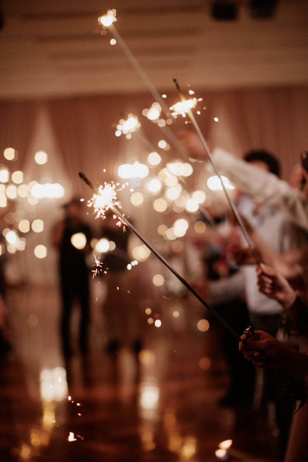 1000x1500  light, новогодние картинки бенгальские огни, бенгальские огни праздник,  бенгальские огни фото новый год, бенгальские огни обои на телефон,  бенгальские огни