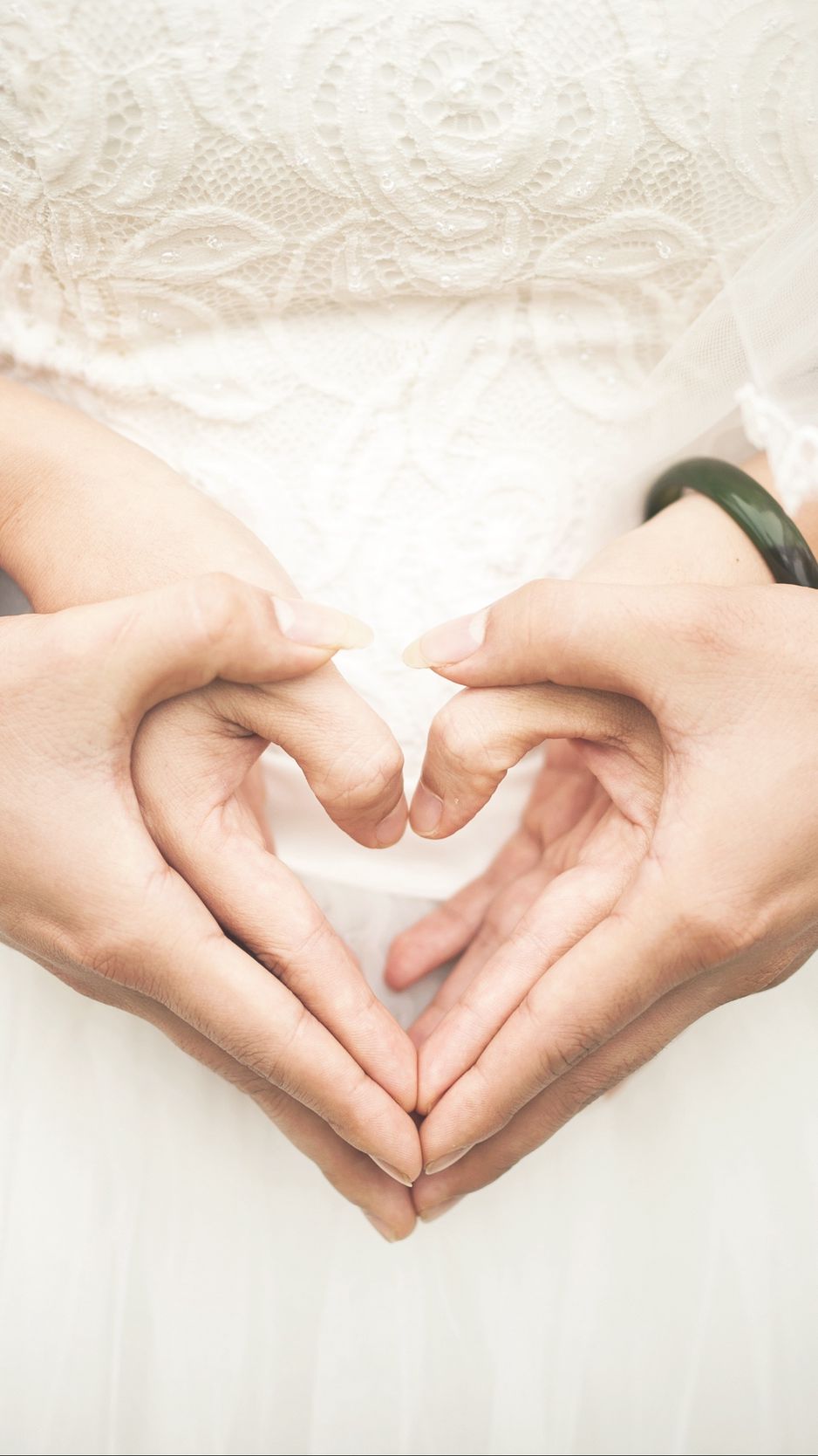 938x1668  Скачать 938x1668 свадьба, руки, сердце, любовь, романтика обои, картинки  iphone 8/7/6s/6 for parallax