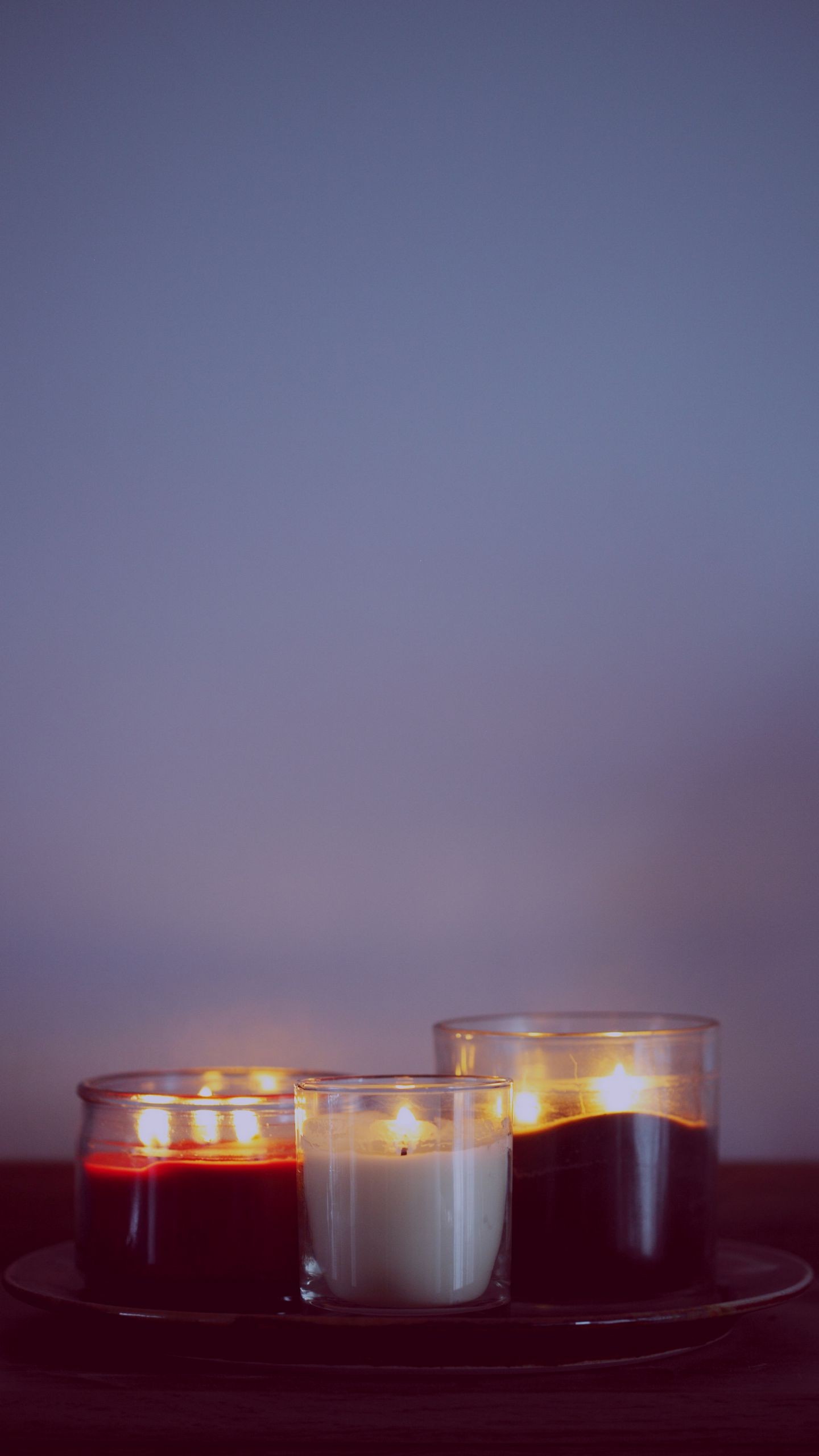 1440x2560  Обои на телефон свечи, стол, воск, фитиль - скачать бесплатно в высоком  качестве из категории \"Разное\"