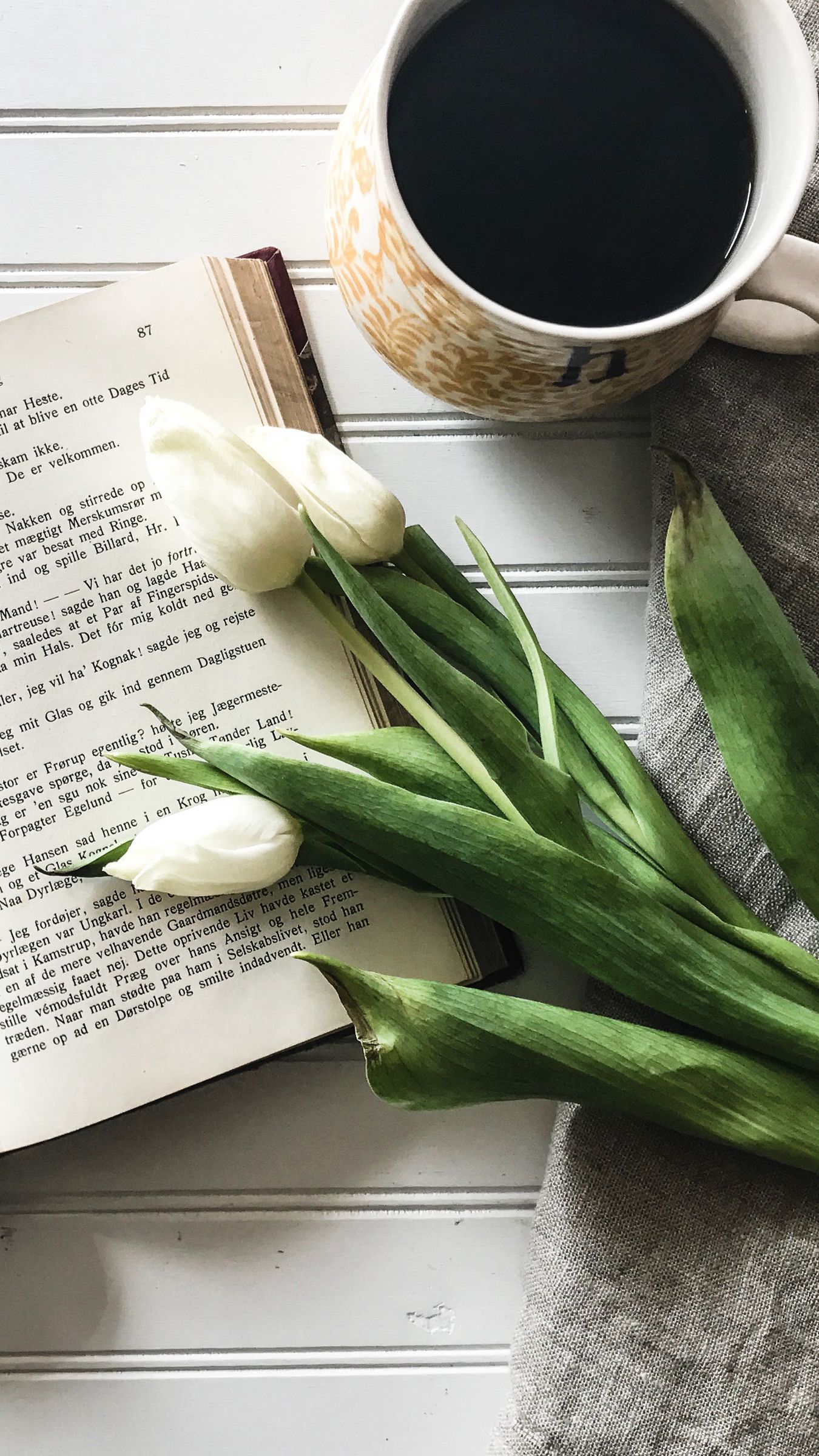 1350x2400  Скачать 1350x2400 книга, тюльпаны, кофе обои, картинки iphone 8+/7+/6s+/6+  for parallax