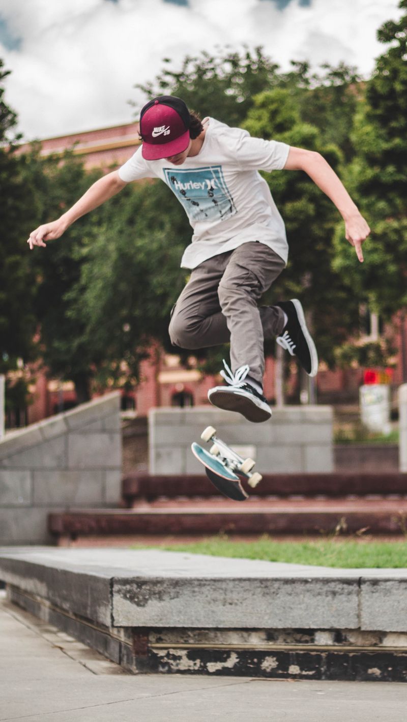 800x1420  Скачать 800x1420 скейтбордист, скейт, трюк, улица обои, картинки iphone  se/5s/5c/5 for parallax