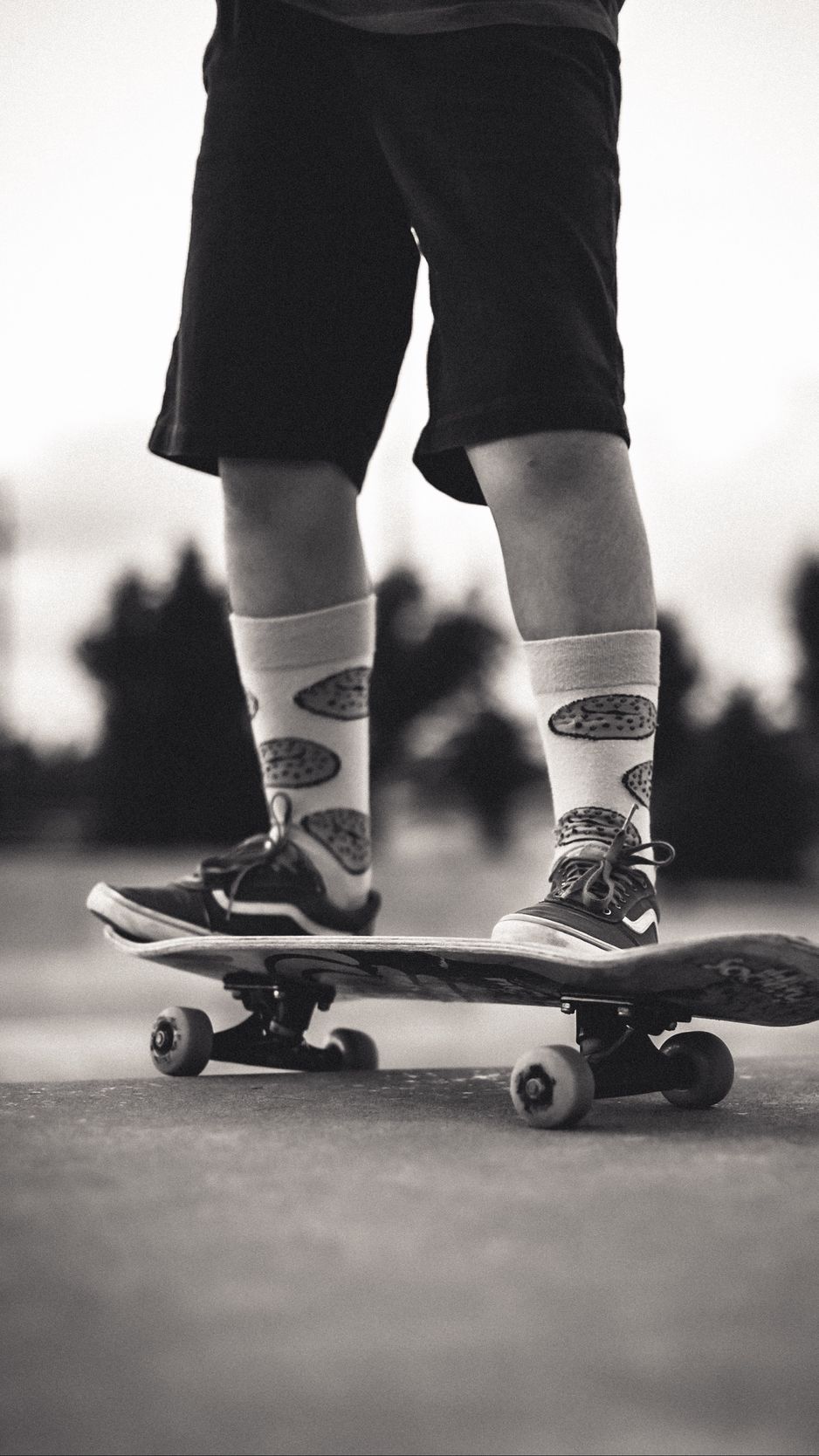 938x1668  Скачать 938x1668 скейтборд, скейт, ноги, скейтер, черно-белый обои, картинки  iphone 8/7/6s/6 for parallax