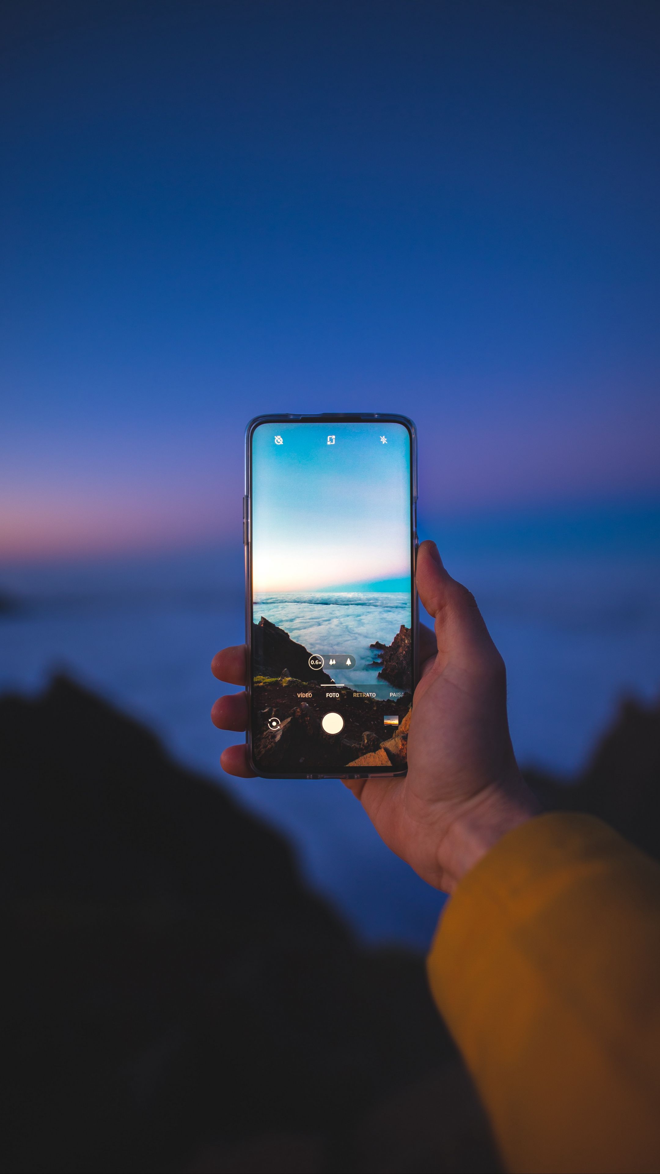 2160x3840  Скачать 2160x3840 телефон, смартфон, рука, фото, пейзаж обои, картинки  samsung galaxy s4, s5, note, sony xperia z, z1, z2, z3, htc one, lenovo vibe