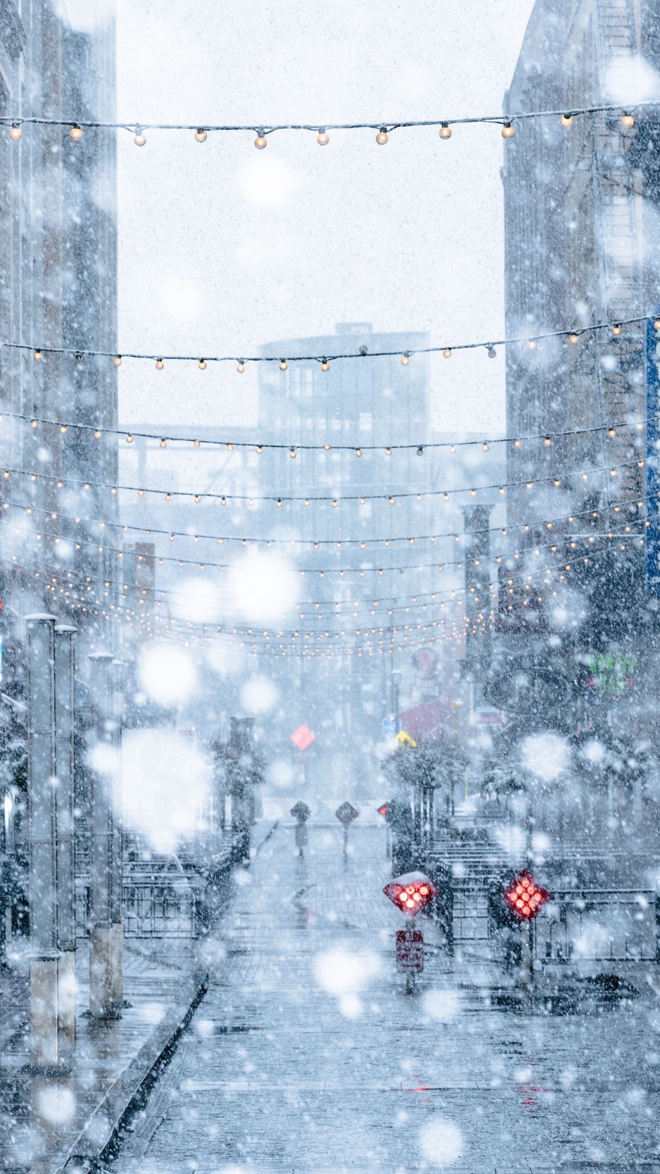 938x1668  Скачать 938x1668 снегопад, снег, улица, город, зима обои, картинки iphone  8/7/6s/6 for parallax
