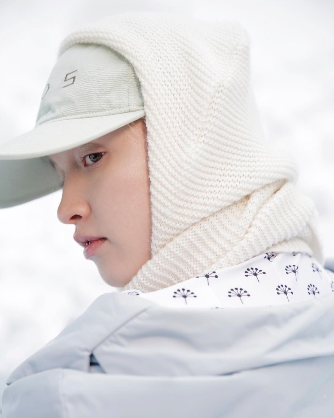 1080x1350  Смартфон мобильный телефон продукт макет дисплей реклама рендеринг макет  обои фон | Премиум Фото