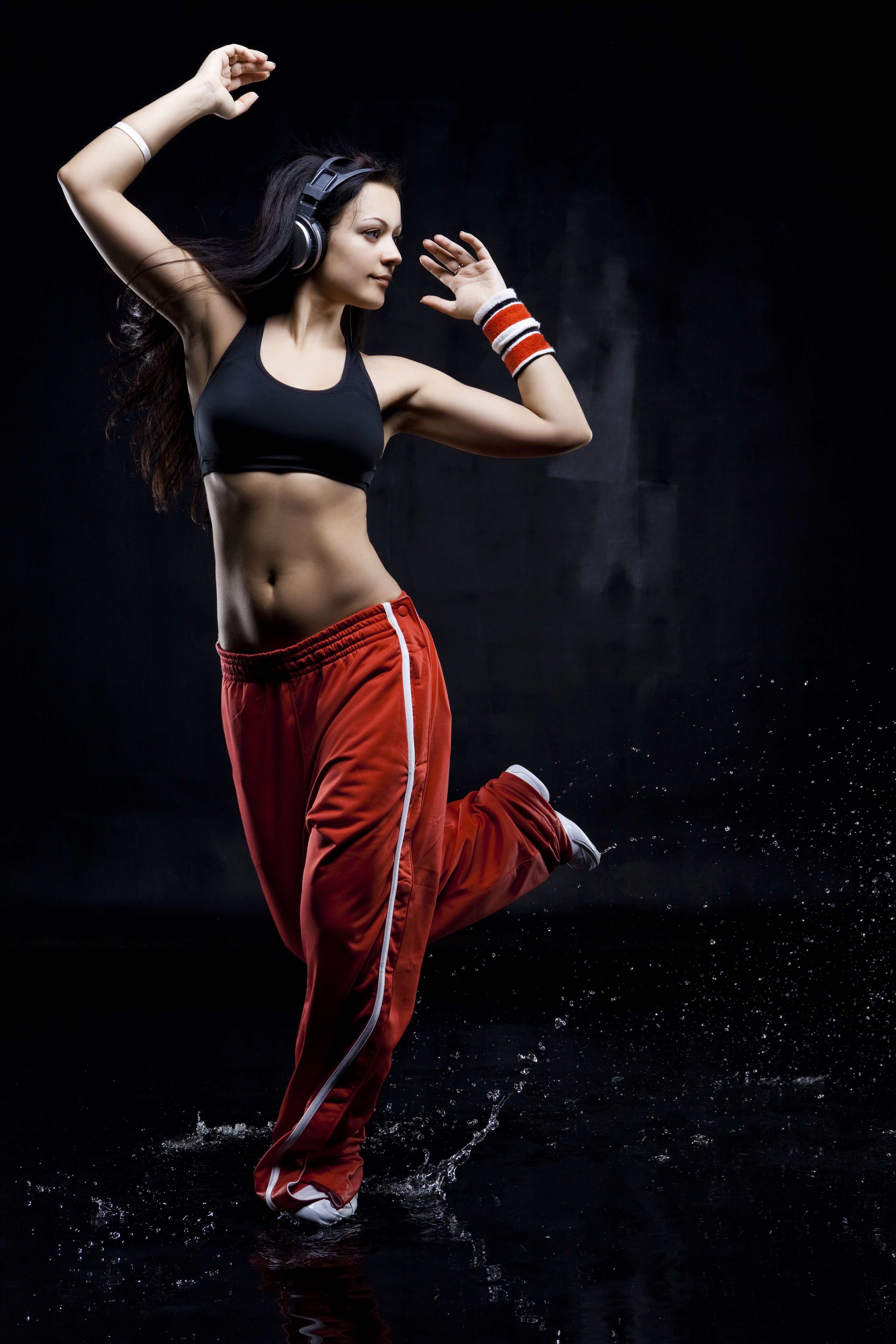 3744x5616  Обои для рабочего стола шатенки Наушники танцует Девушки 3744x5616