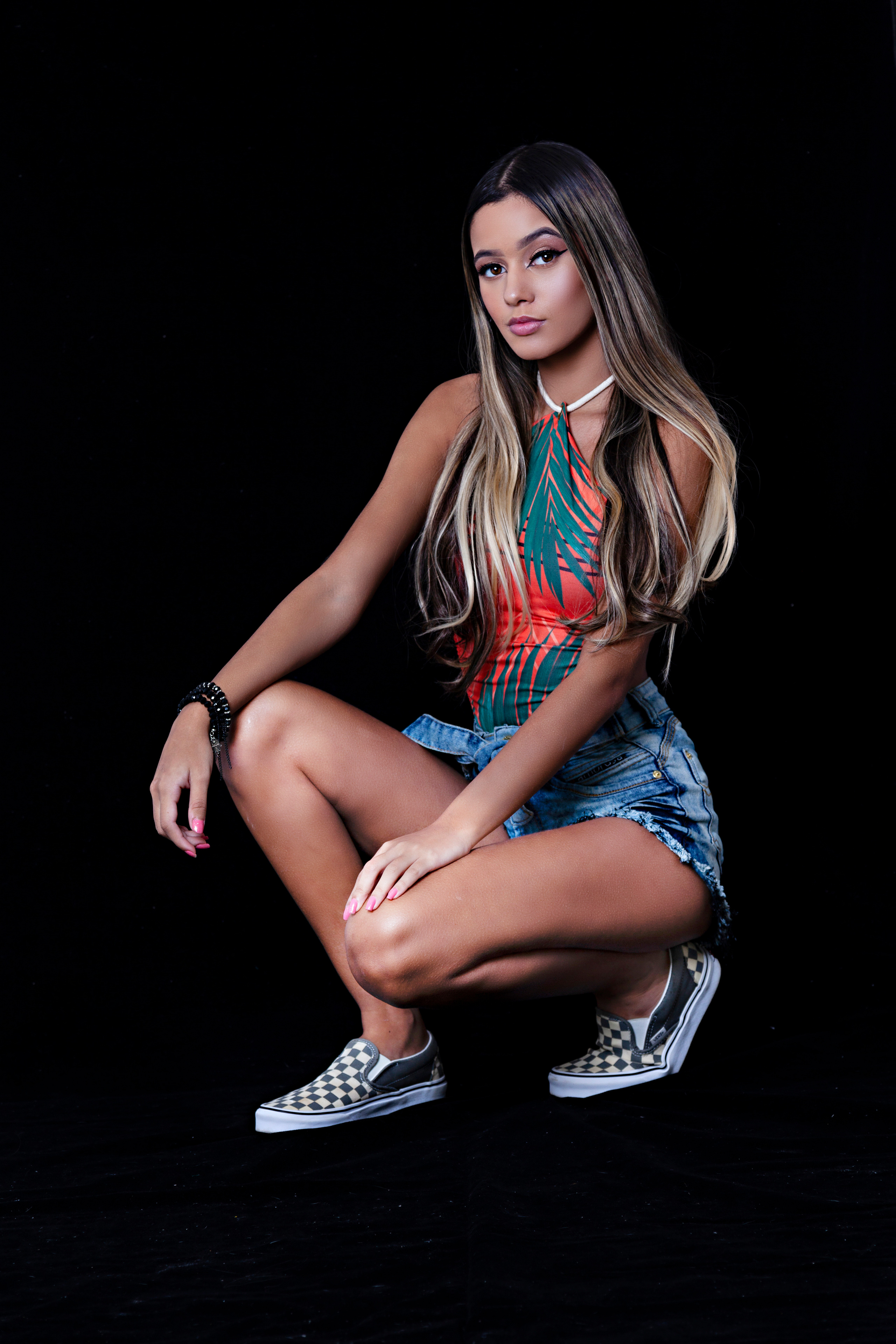 2560x3840  Фотография Lavinia девушка ног Сидит Взгляд Черный фон 2560x3840