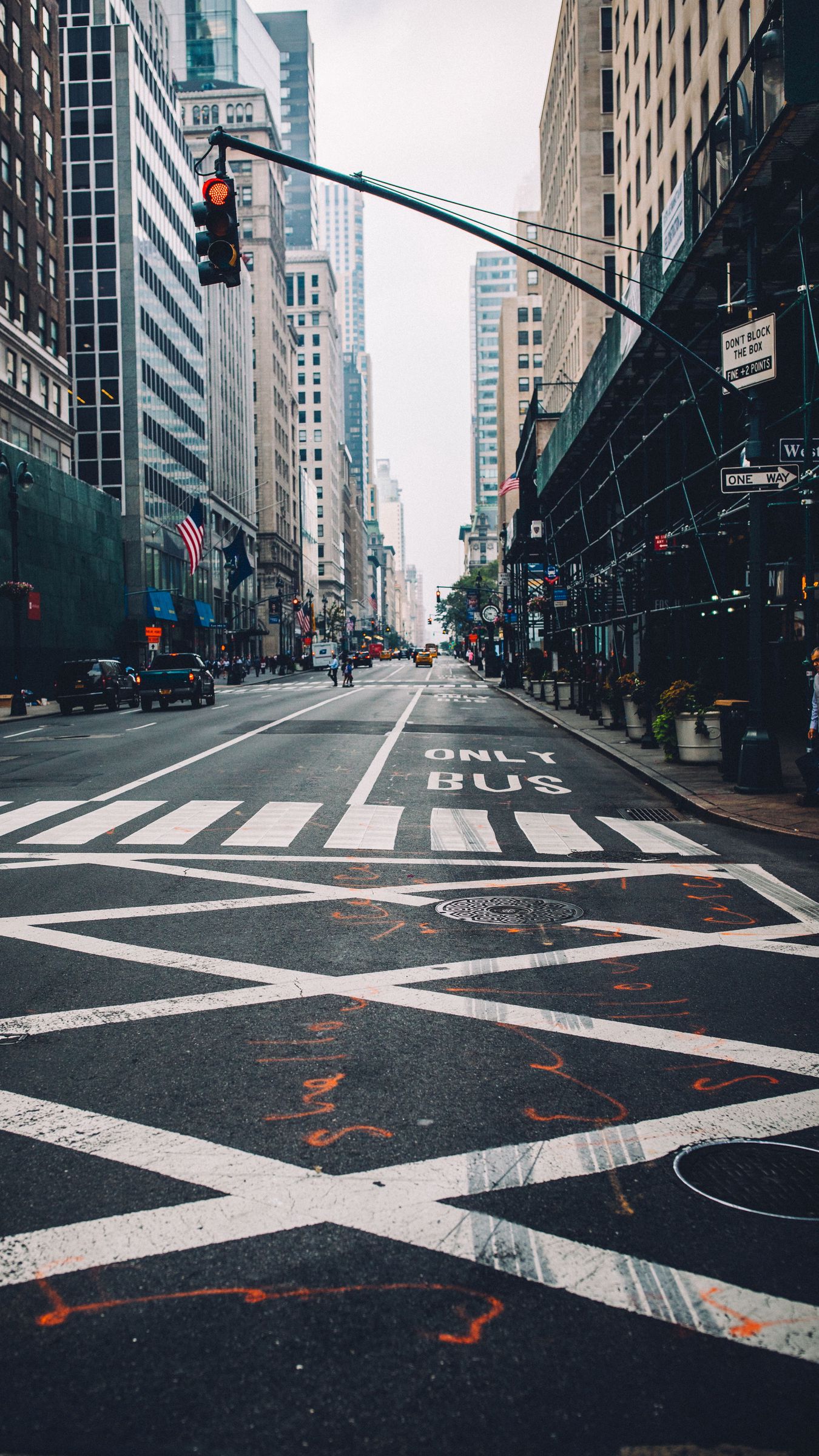 1350x2400  Скачать 1350x2400 улица, город, дорога, движение, разметка, здания обои,  картинки iphone 8+/7+/6s+/6+ for parallax