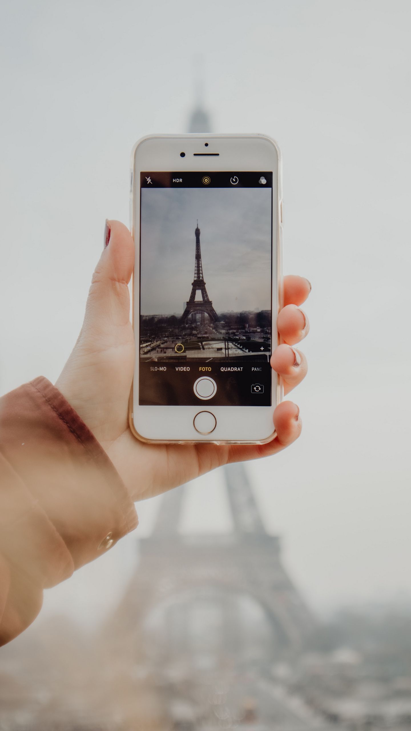 1440x2560  Скачать 1440x2560 рука, телефон, париж, башня обои, картинки qhd samsung  galaxy s6, s7, edge, note, lg g4