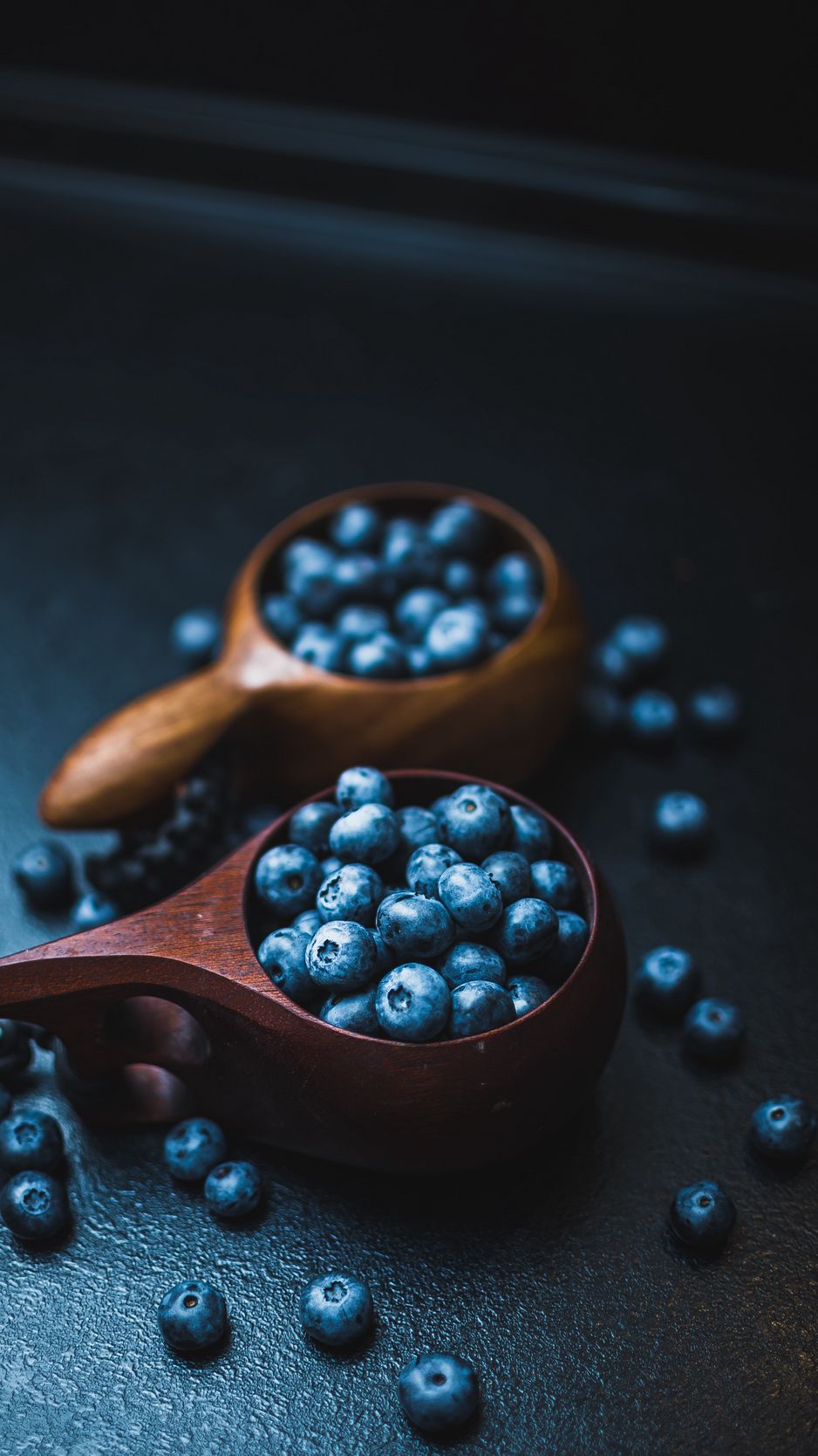 938x1668  Скачать 938x1668 черника, фрукты, ягода, чашка, деревянный обои, картинки  iphone 8/7/6s/6 for parallax