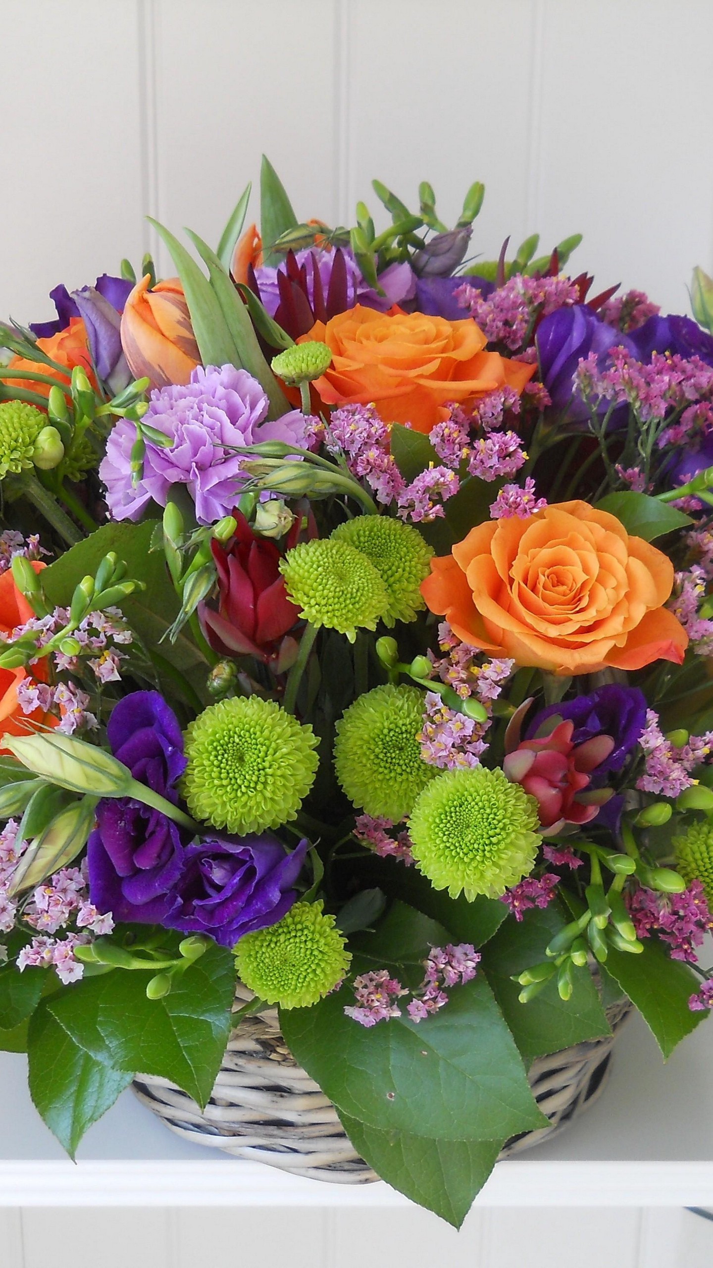 1440x2560  Обои на телефон розы, хризантемы, цветы, букет, листья, композиция, корзина  - скачать бесплатно в высоком качестве из категории \"Цветы\"