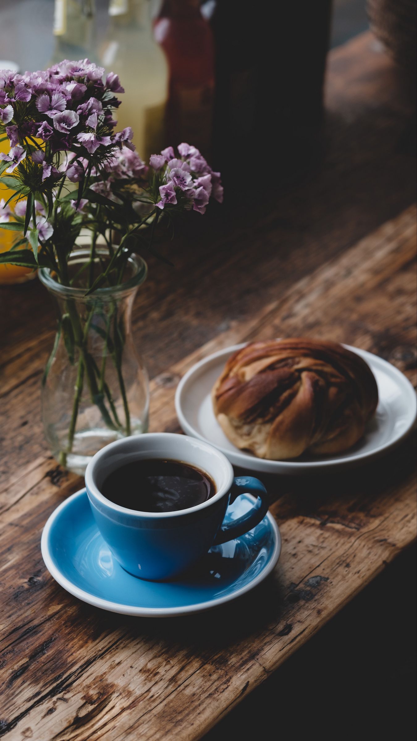 1350x2400  Скачать 1350x2400 чашка, кофе, выпечка, булка, букет, цветы обои, картинки  iphone 8+/7+/6s+/6+ for parallax
