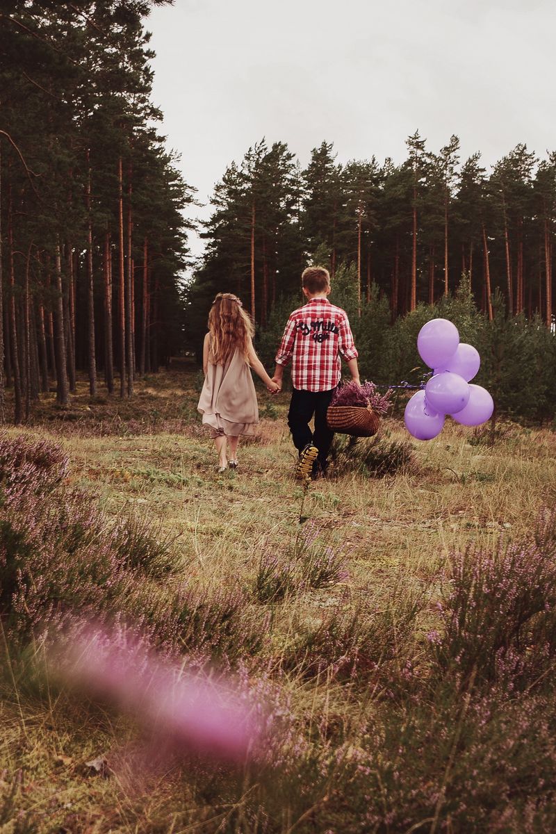 800x1200  Скачать 800x1200 дети, прогулка, пара, детство, настроение, воздушные шарики,  корзина обои, картинки iphone 4s/4 for parallax