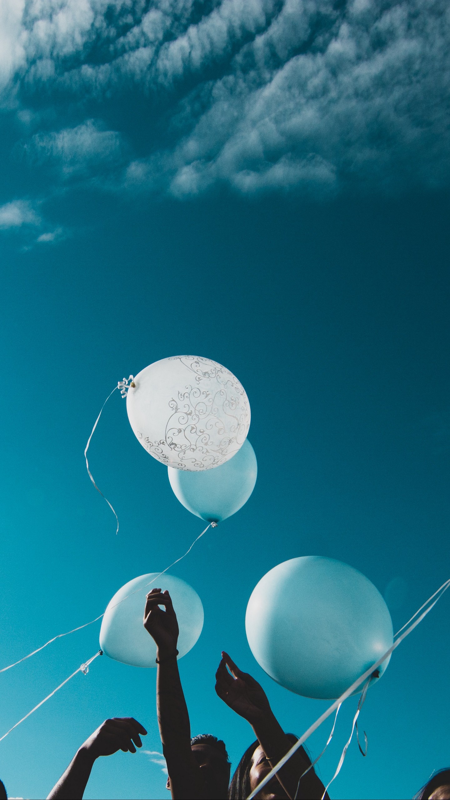 1440x2560  Обои на телефон воздушные шарики, люди, руки, небо, летать - скачать  бесплатно в высоком качестве из категории \"Разное\"