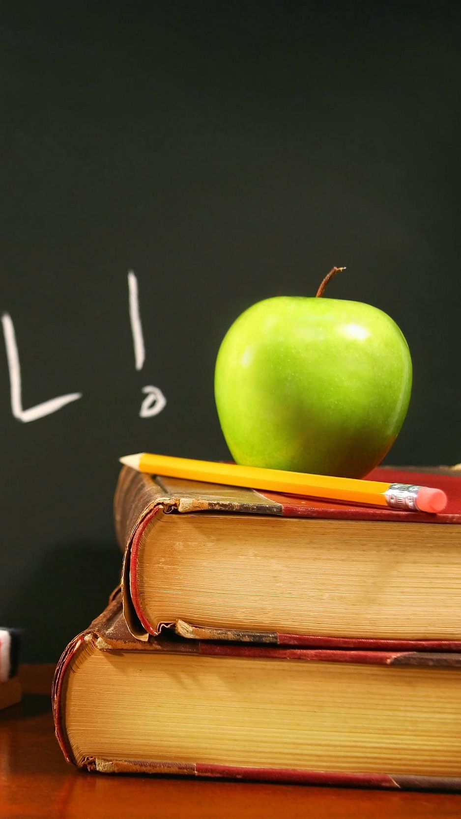 938x1668  Скачать 938x1668 школа, доска, учебники, мел, циркуль, карандаш обои,  картинки iphone 8/7/6s/6 for parallax
