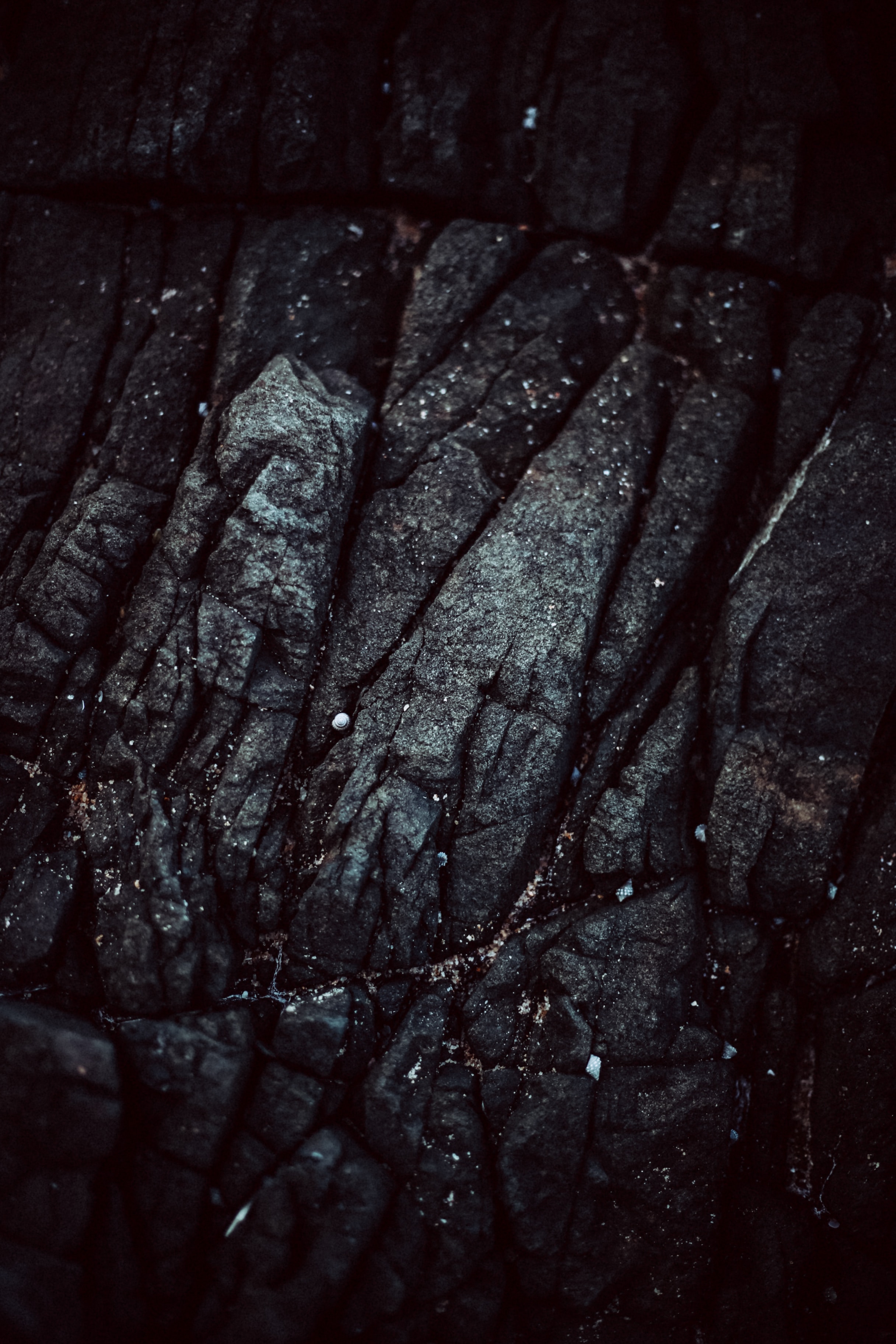 2432x3648  Обои на телефон: Трещины, Камень, Темный, Текстура, Текстуры, 113832  скачать картинку бесплатно.