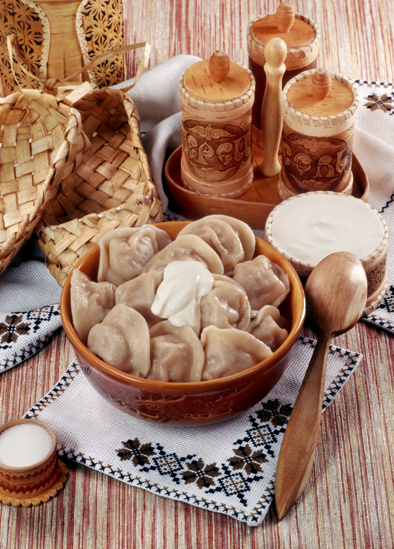 1381x1920  Обои для рабочего стола Сметана Пельмени Миска ложки 1381x1920