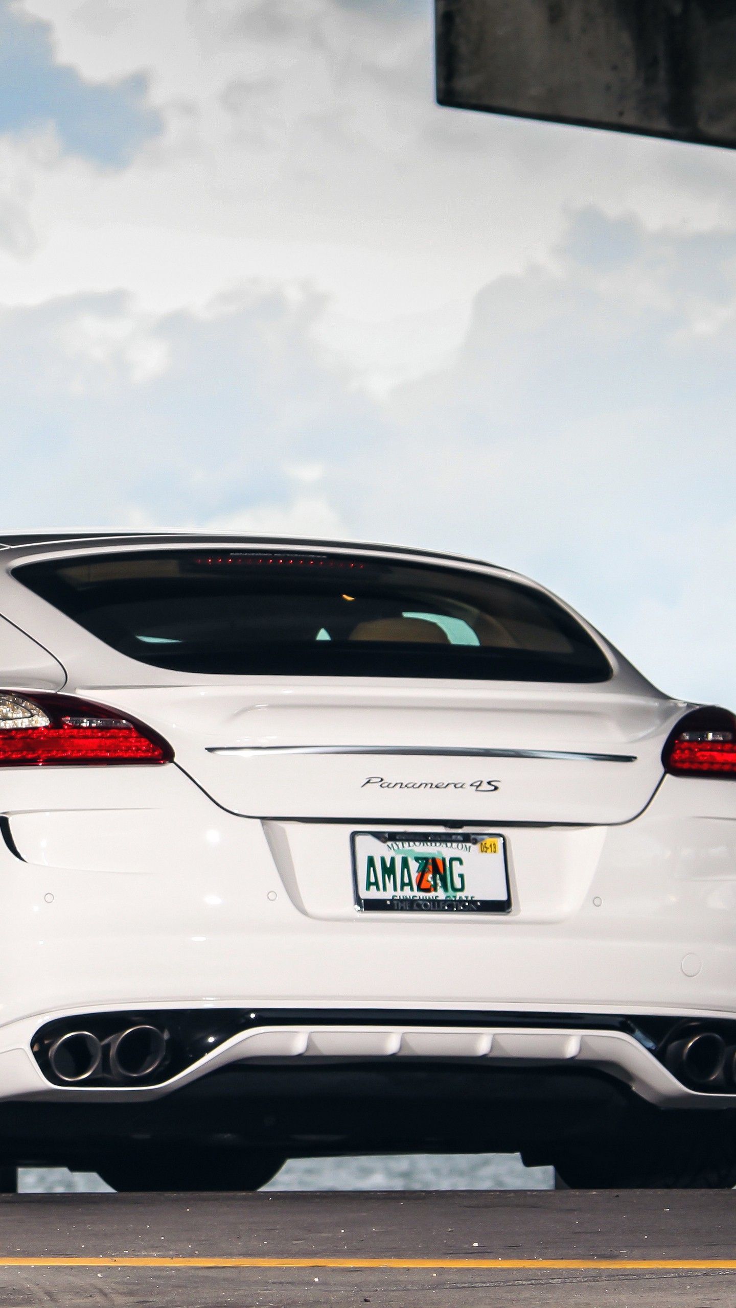 1440x2560  Обои на телефон porsche, panamera, вид сзади, белый, авто - скачать  бесплатно в высоком качестве из категории \"Машины\"